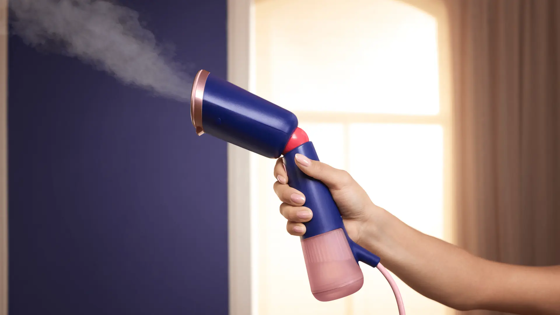 Philips rokas apģērba tvaicētājs, kas izdala tvaiku, tiek turēti uz zila fona. Skatiet jaudīgu tvaika efektu, kas likvidē grumbas. Ātrai apģērbu atsvaidzināšanai mājās.