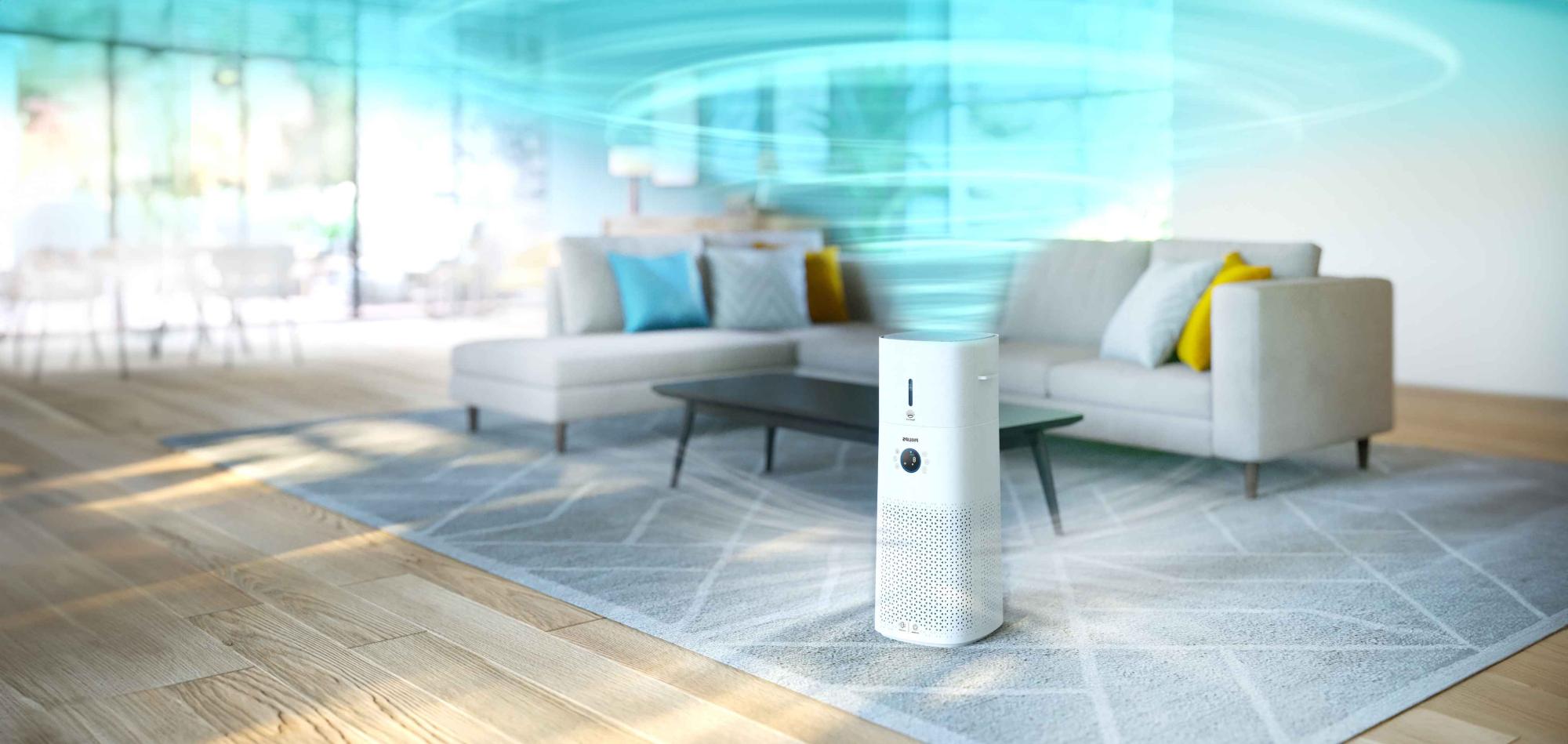 Philips Climate Care 2in1 gaisa attīrītājs un mitrinātājs gaišā viesistabā. Šī augstākās klases ierīce piedāvā izcilu gaisa kvalitāti un mitruma kontroli.