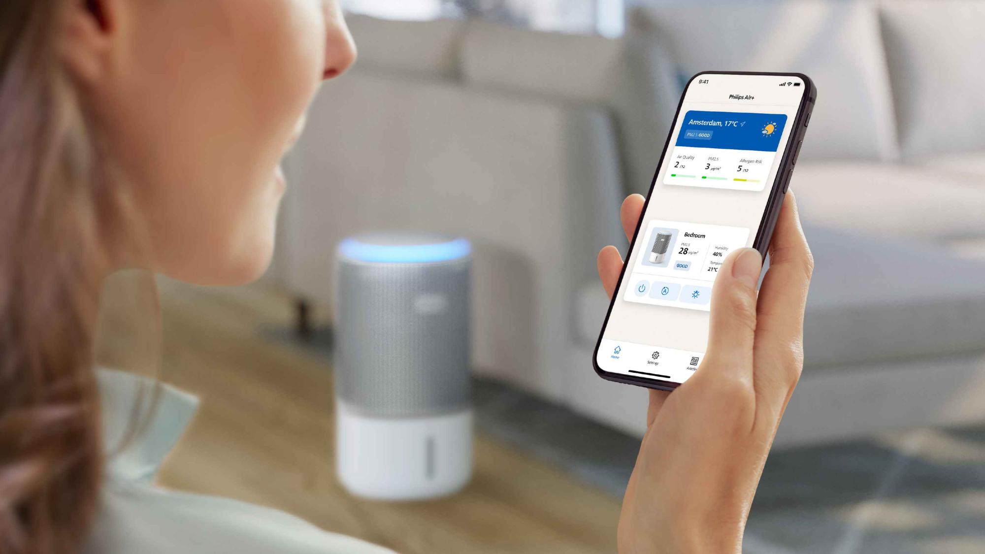 Sieviete pārvalda Philips 2in1 gaisa attīrītāju, izmantojot lietotni. Lietotne parāda gaisa kvalitāti un ierīces iestatījumus reāllaikā. Izbaudiet izcilu gaisa attīrīšanu un mitrināšanu ar Philips Climate Care 2in1.