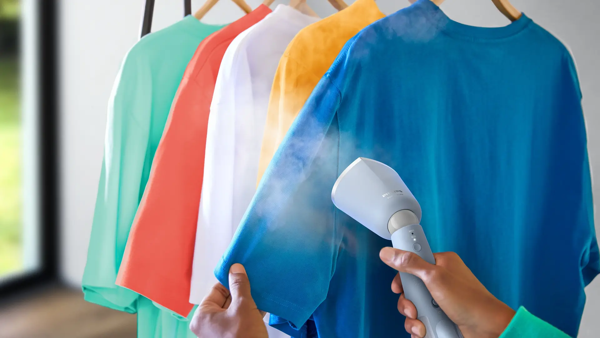 Philips rokas apģērba tvaicētāji nodrošina profesionālu apģērbu kopšanu. Šis modelis viegli likvidē grumbas no zila krekla un ir daļa no krāsainā klāsta. Tvaicējiet un sāciet!