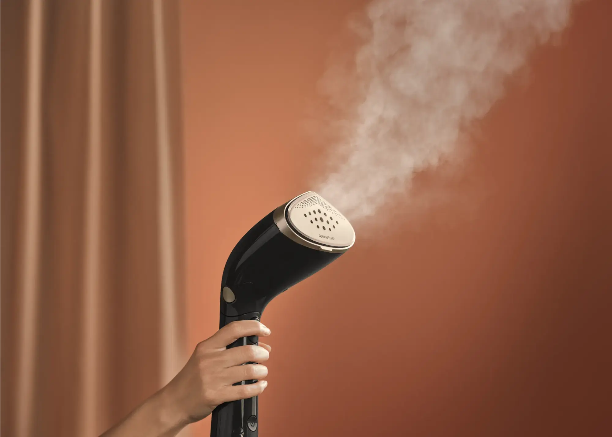 Ar rokām, izmantojot Philips rokas apģērba tvaicētāju, atbrīvojot tvaiku. Philips apģērbu kopšanas līdzekļi piedāvā ātru grumbu likvidēšanu, ērtības un modernākās rokas tehnoloģijas ar izcilu dizainu.