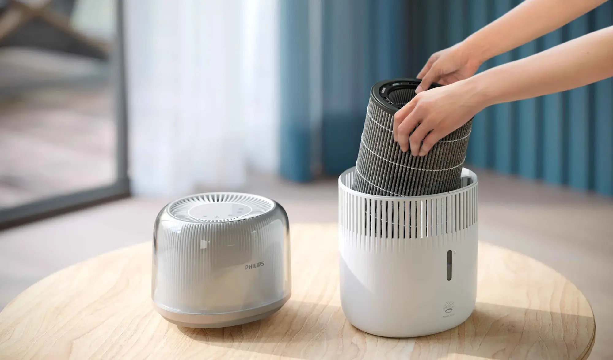 Air-Humidifier-11-fi Rokas, kas uzstāda filtru Philips gaisa mitrinātājā, kas ir daļa no Climate Care līnijas. Dizains nodrošina tīru, mitrinātu gaisu. Apliecina Philips apņemšanos nodrošināt kvalitāti.