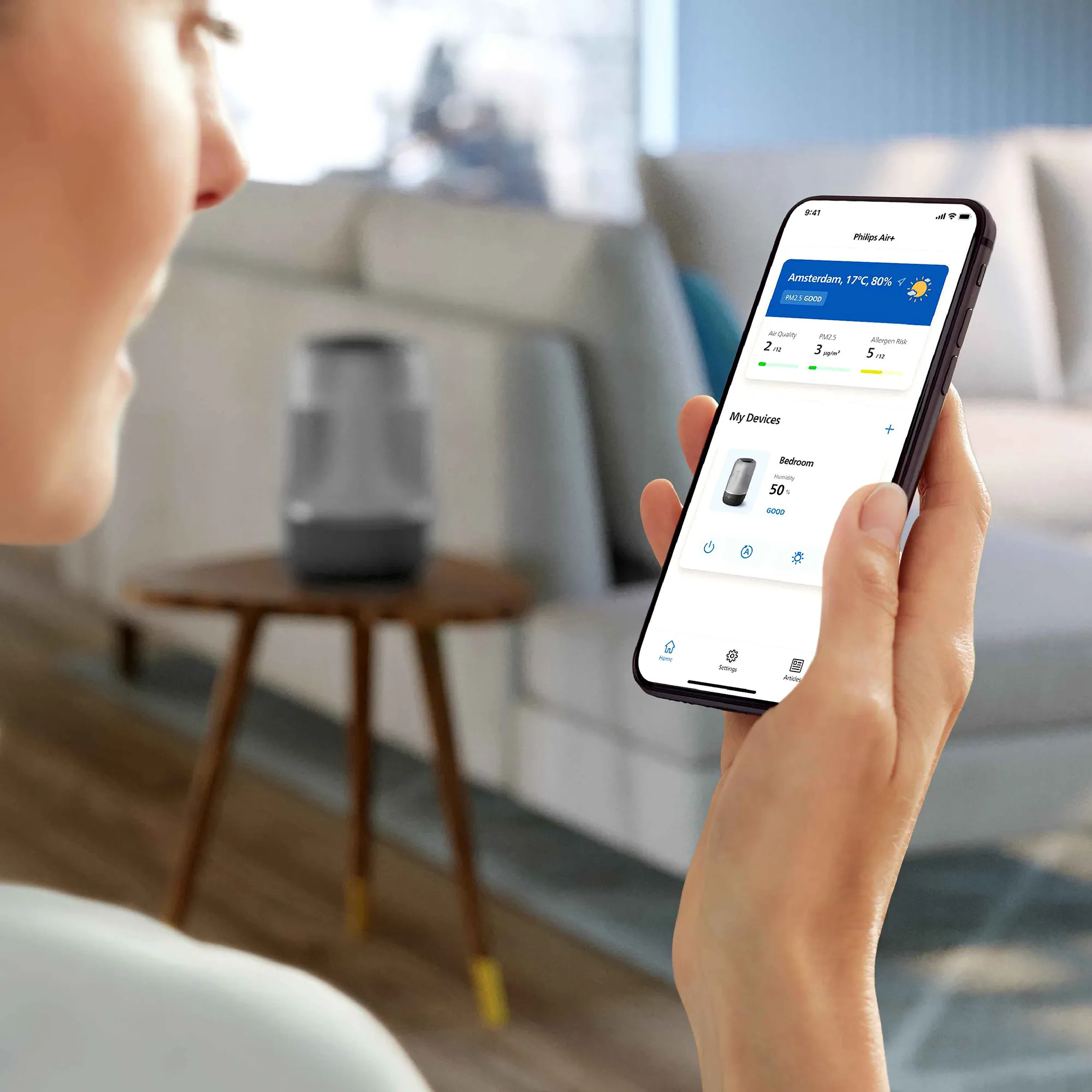 Air-Humidifier-7-fi Philips Air+ lietotne kontrolē Philips gaisa mitrinātāju. Skatā tiek parādīta gaisa kvalitāte, mitrums (50%) un alergēnu risks, nodrošinot izcilu, personalizētu pieredzi optimālai mājas veselībai.