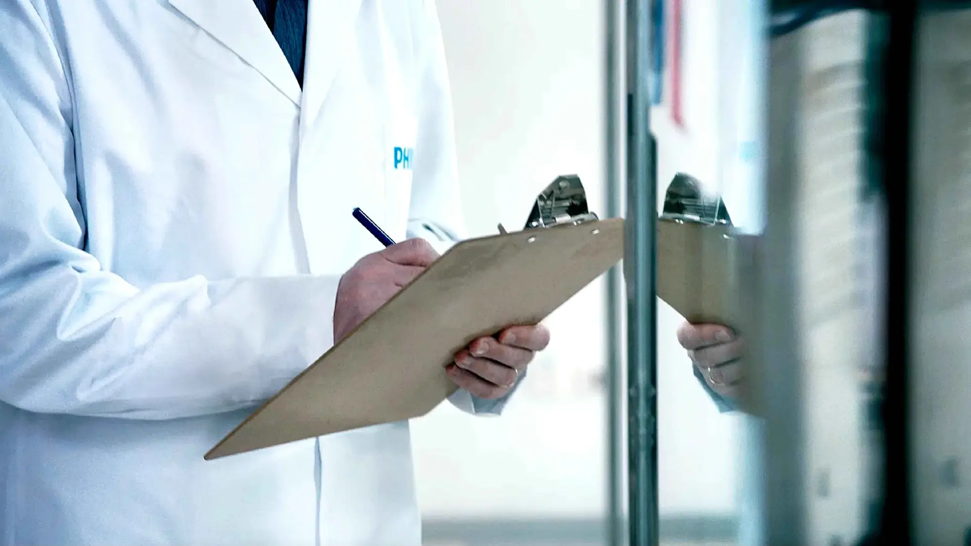 Air-Purification-11-fi Philips gaisa attīrīšana: Zinātnieki rūpīgi testē un reģistrē datus, atspoguļojot apņemšanos nodrošināt izcilību gaisa attīrīšanā.