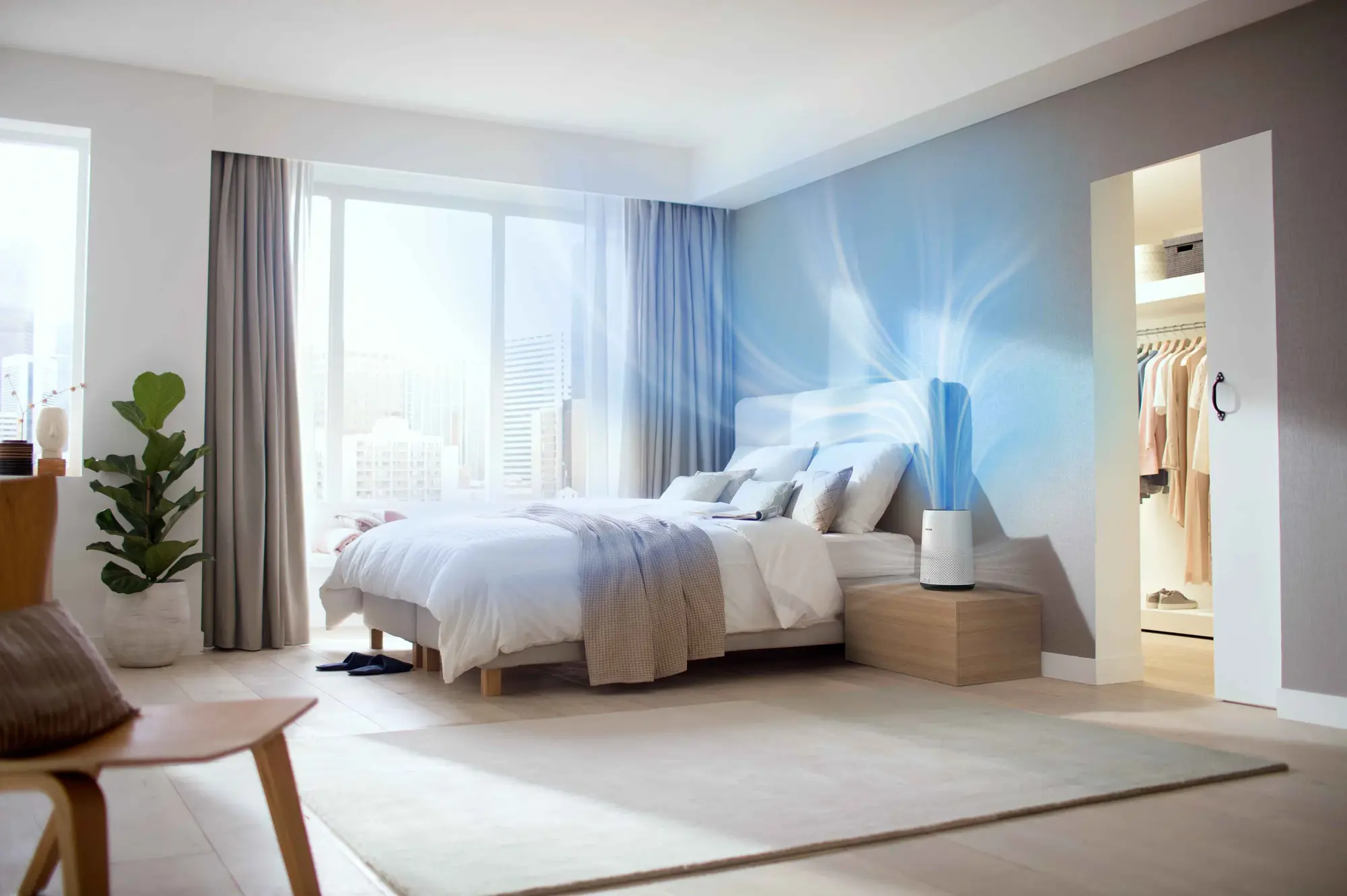 Air-Purification-12-fi Eleganta guļamistaba ar Philips gaisa attīrīšanas iekārtu, kas izdala tīru gaisu (attēlota ar zilām līnijām). Uzlabota filtrācija nodrošina izcilu gaisa kvalitāti. Izbaudiet labāku miega vidi.