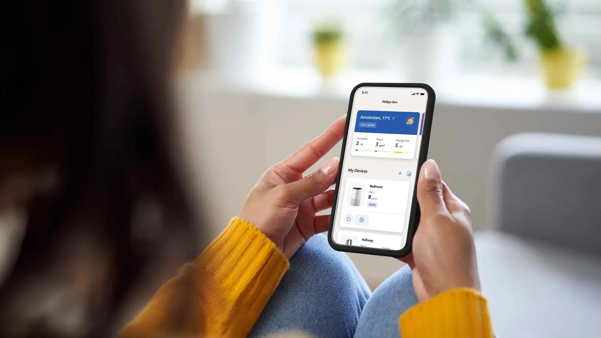Air-Purification-13-fi Persona izmanto Philips Air+ lietotni, kontrolējot Philips gaisa mitrinātāju. Lietotnē tiek rādīti gaisa kvalitātes rādītāji. Izbaudiet izcilu dizainu un jaunākās tehnoloģijas optimālam gaisam.