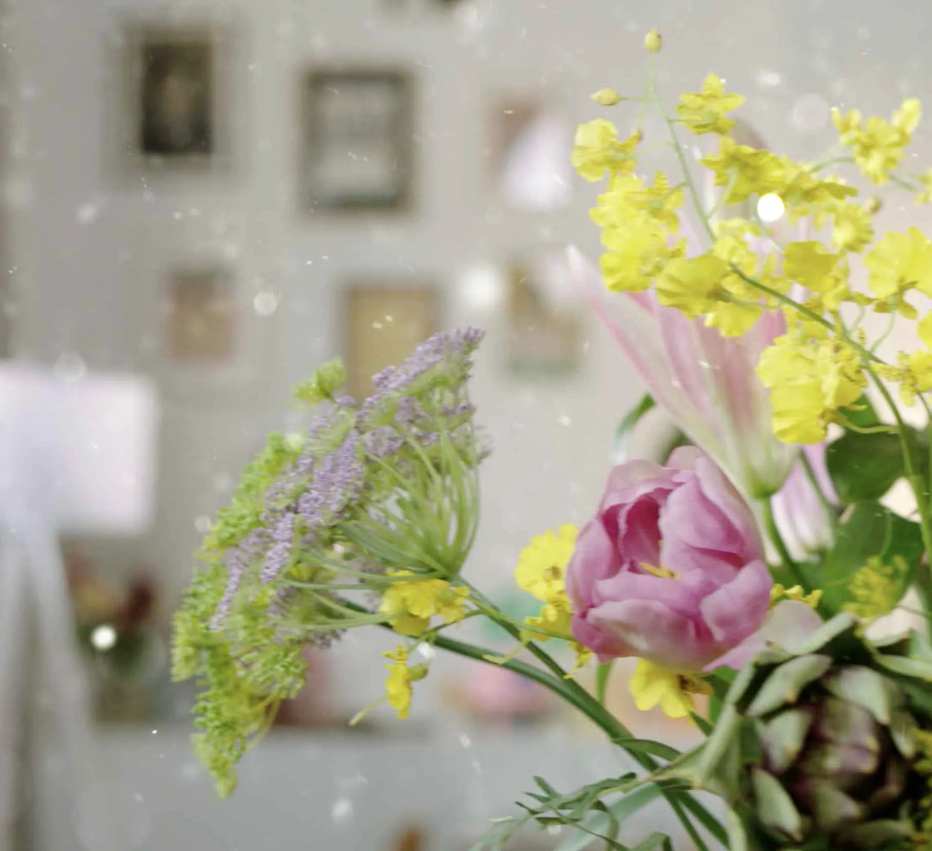 Air-Purification-7-fi Philips gaisa attīrīšanas izcilību izceļ ziedu kompozīcija ar rozā tulpēm, lilijām un dzelteniem ziediem svaiga, tīra gaisa demonstrēšanai.