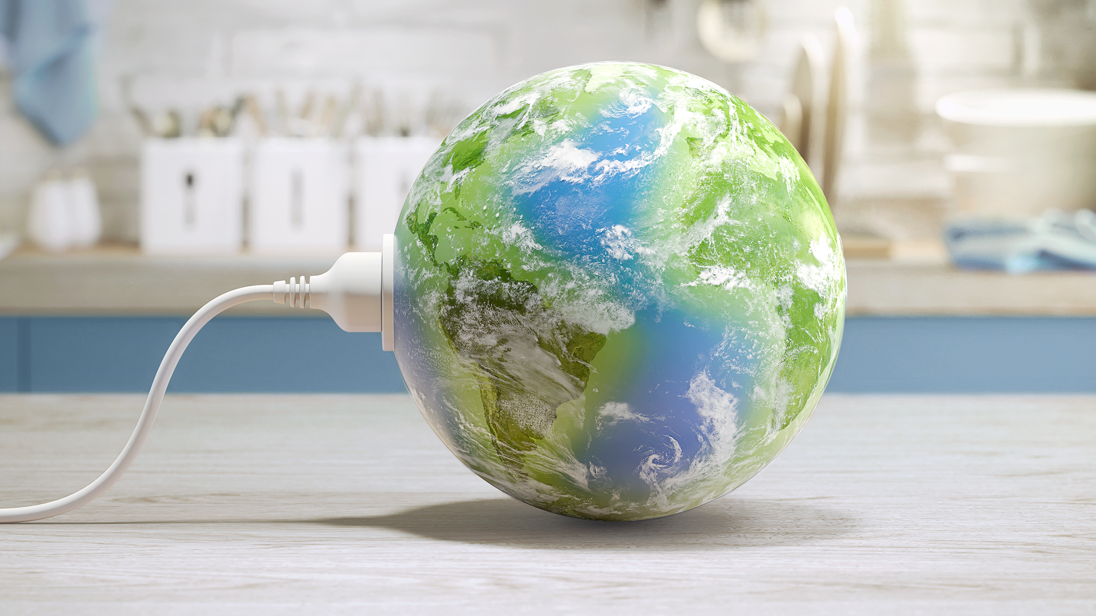 Globuss ar elektrības kontaktdakšu, kas simbolizē ilgtspējīgu enerģiju vai videi draudzīgu tehnoloģiju