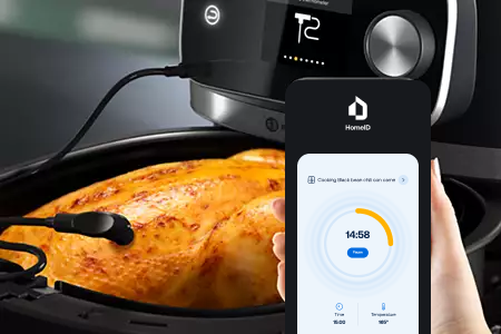 Philips gaisa fritētavā gatavo vistu, un pievienotajā HomeID lietotnē ir redzams gatavošanas laiks un temperatūra.