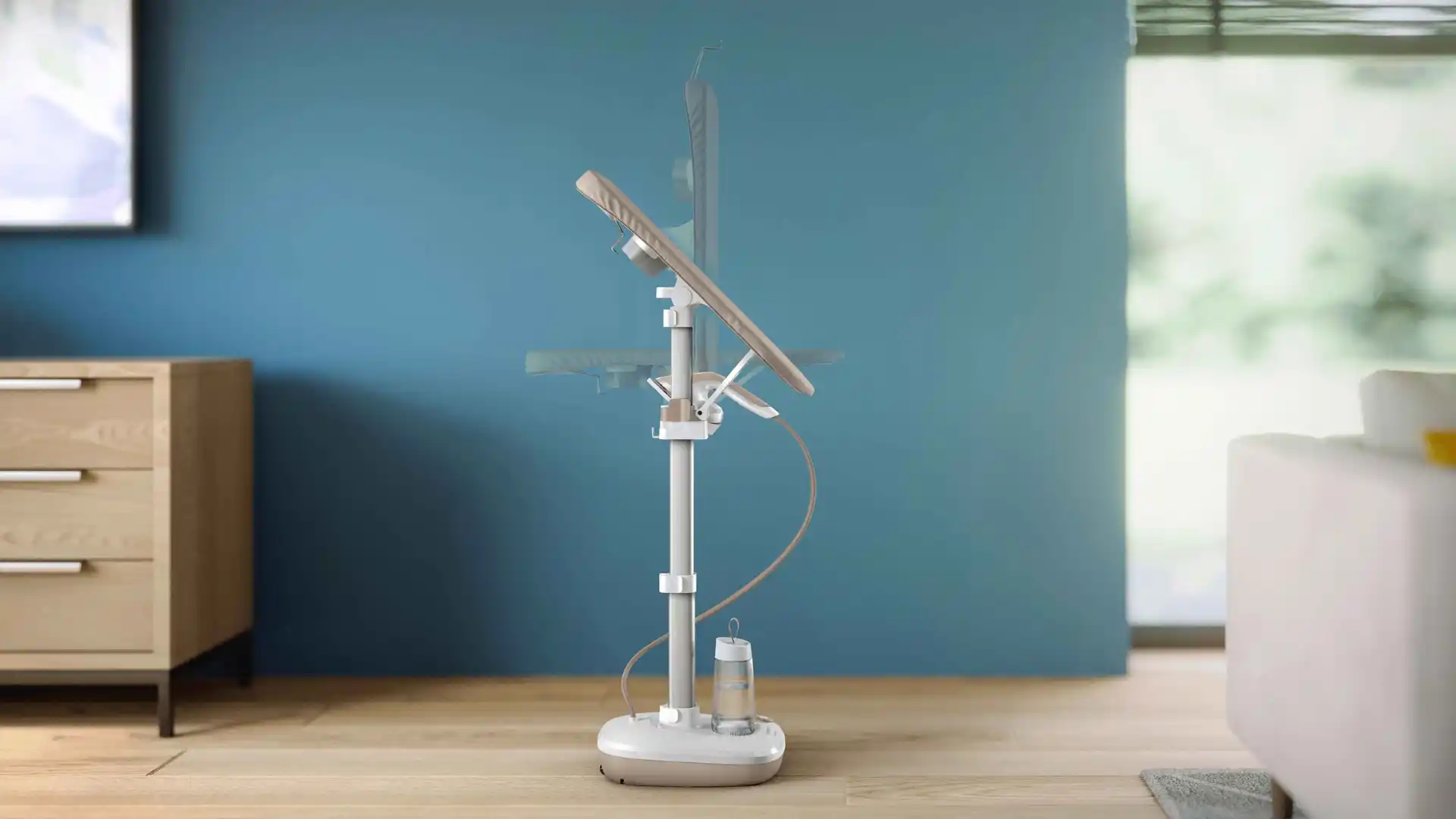 Philips All-in-One: brīvi stāvošs apģērbu tvaicētājs ar regulējamu pamatni, kas demonstrē savu inovatīvo dizainu stilīgā dzīvojamā telpā.