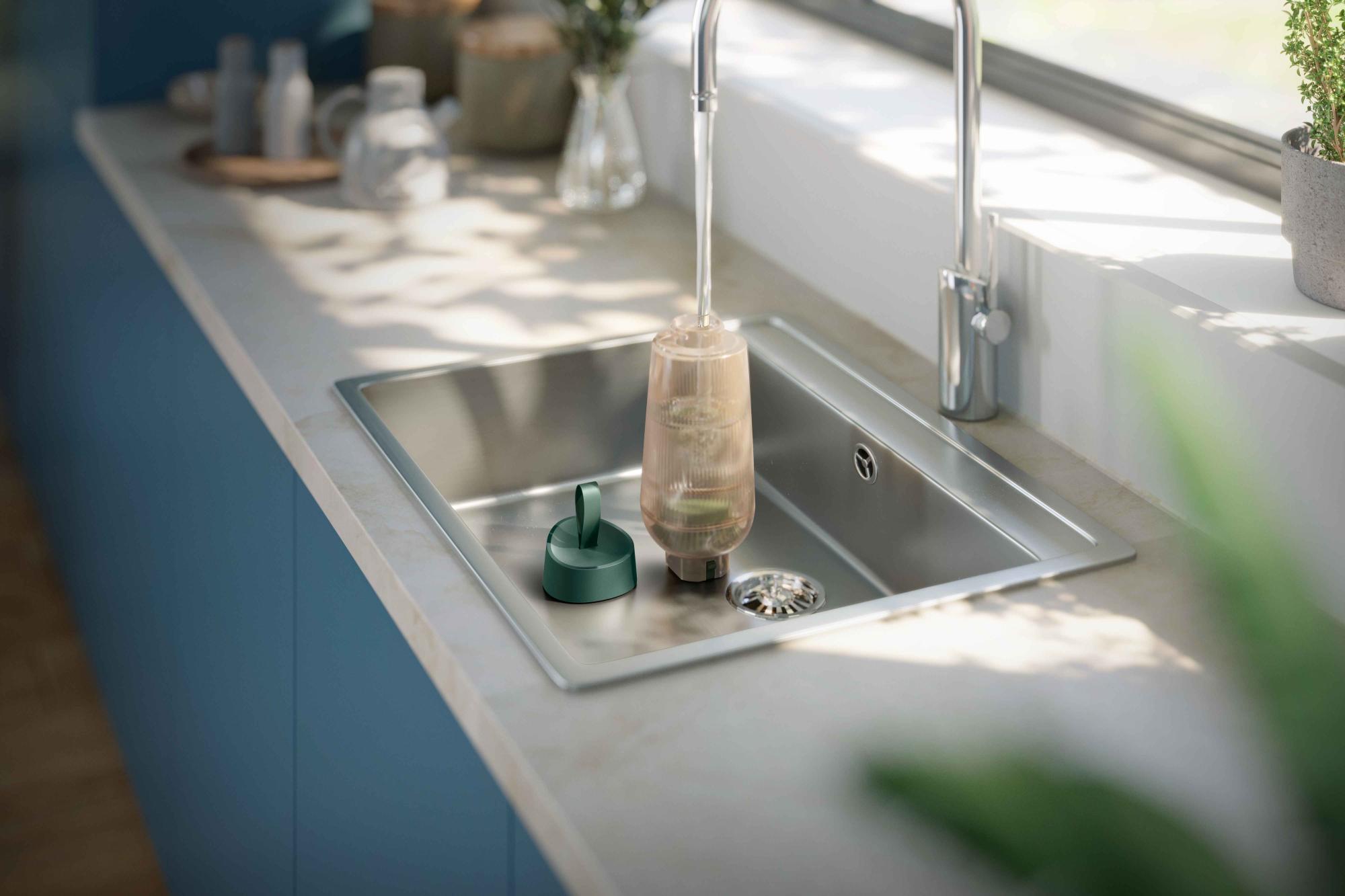 Philips universālā All-in-One apģērbu kopšanas sistēma filtrē krāna ūdeni modernā virtuves iekārtā, nemanāmi integrējoties optimālai audumu kopšanai un ilgtspējīgai mājokļa uzturēšanai.