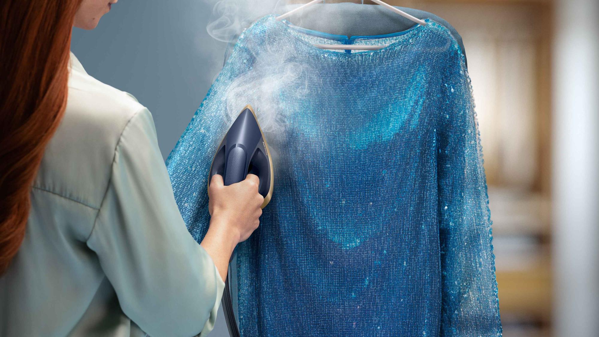 Philips universālā All-in-One apģērbu kopšanas ierīce: rokas tvaikonis, kas likvidē grumbas no smalkas, ar fliteriem rotātas kleitas. Vislabākā apģērbu kopšana visu veidu audumiem.