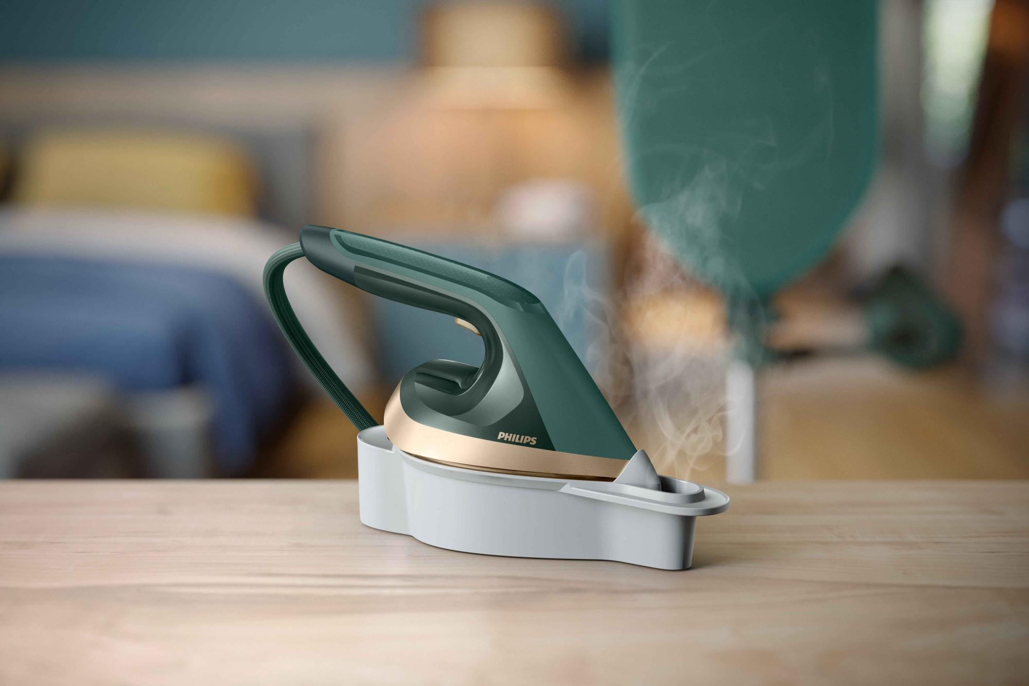 Philips universālais All-in-One apģērbu kopšanas risinājums: attēls ar zaļās un zelta krāsas ierīci, kas ir gatava lietošanai, izceļot tās efektivitāti visos apģērbu kopšanas uzdevumos.