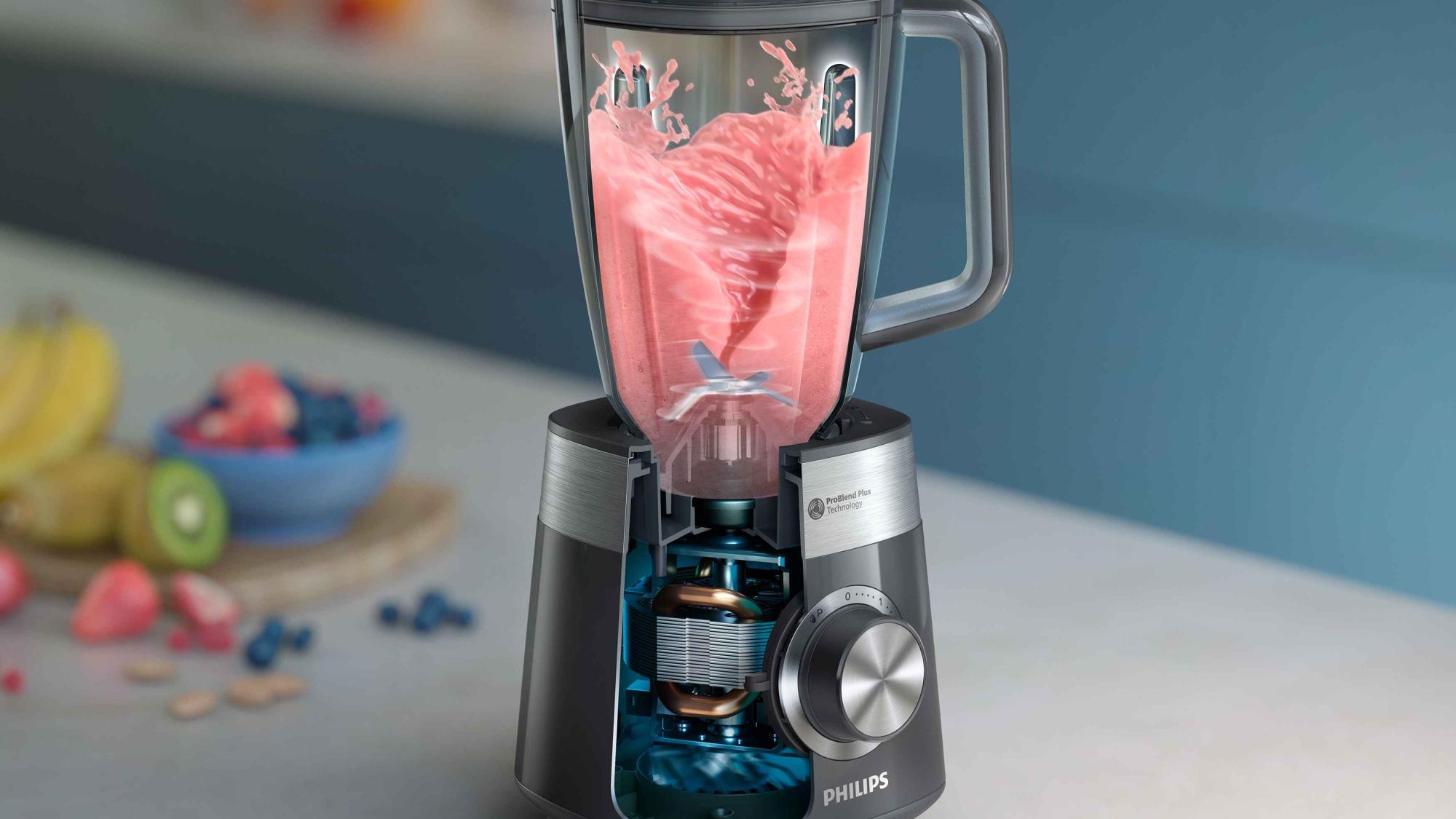 Philips Blend & Juice blendera detaļa darbībā, kas ar ProBlend Plus tehnoloģiju rada rozā kokteili, demonstrējot jaudu un efektivitāti.