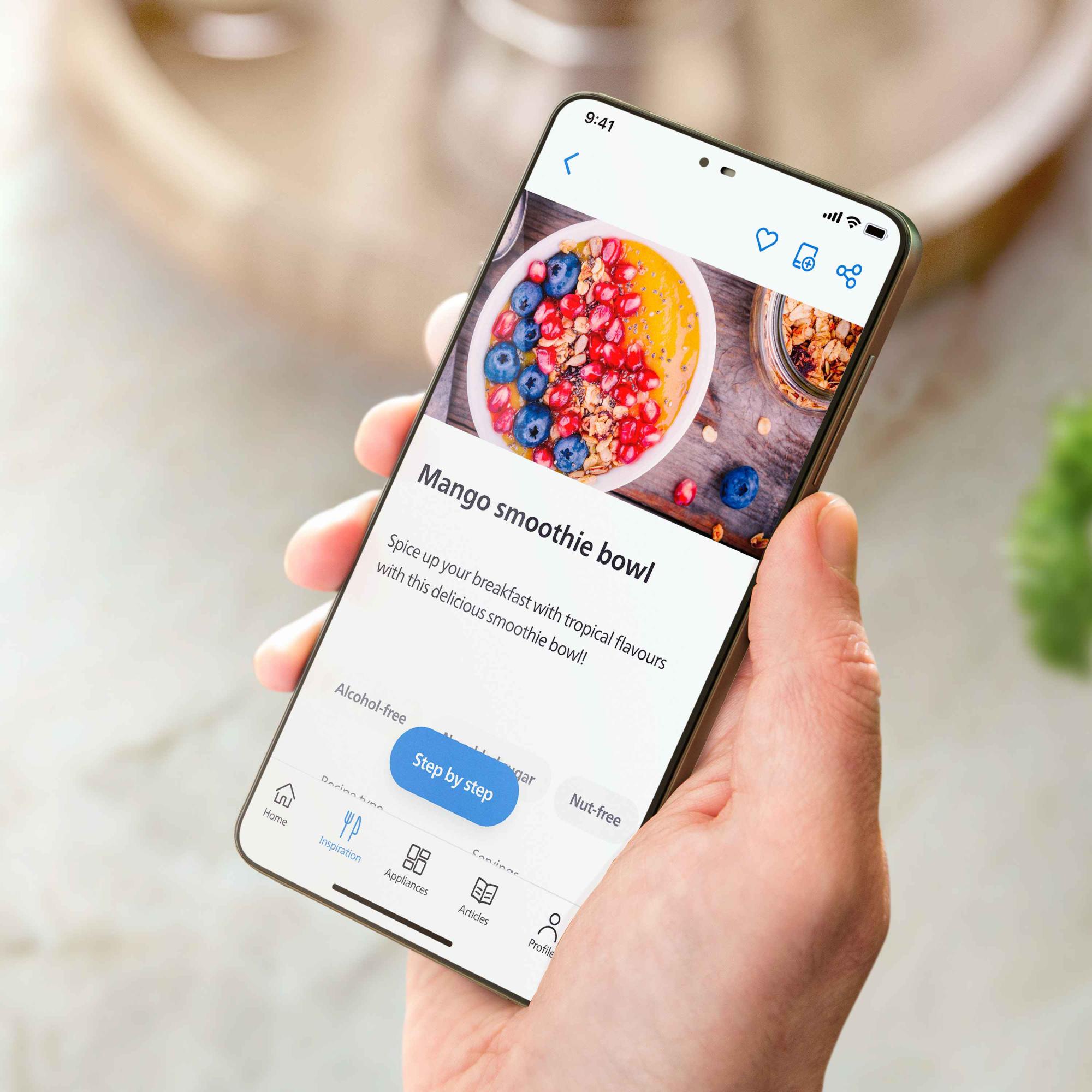 Sieviete savā viedtālrunī izmanto Philips Blend & Juice lietotni recepšu meklēšanai. Blendēšana un sulu spiešana piedāvā radošus veidus, kā izmantot Philips virtuves produktus.