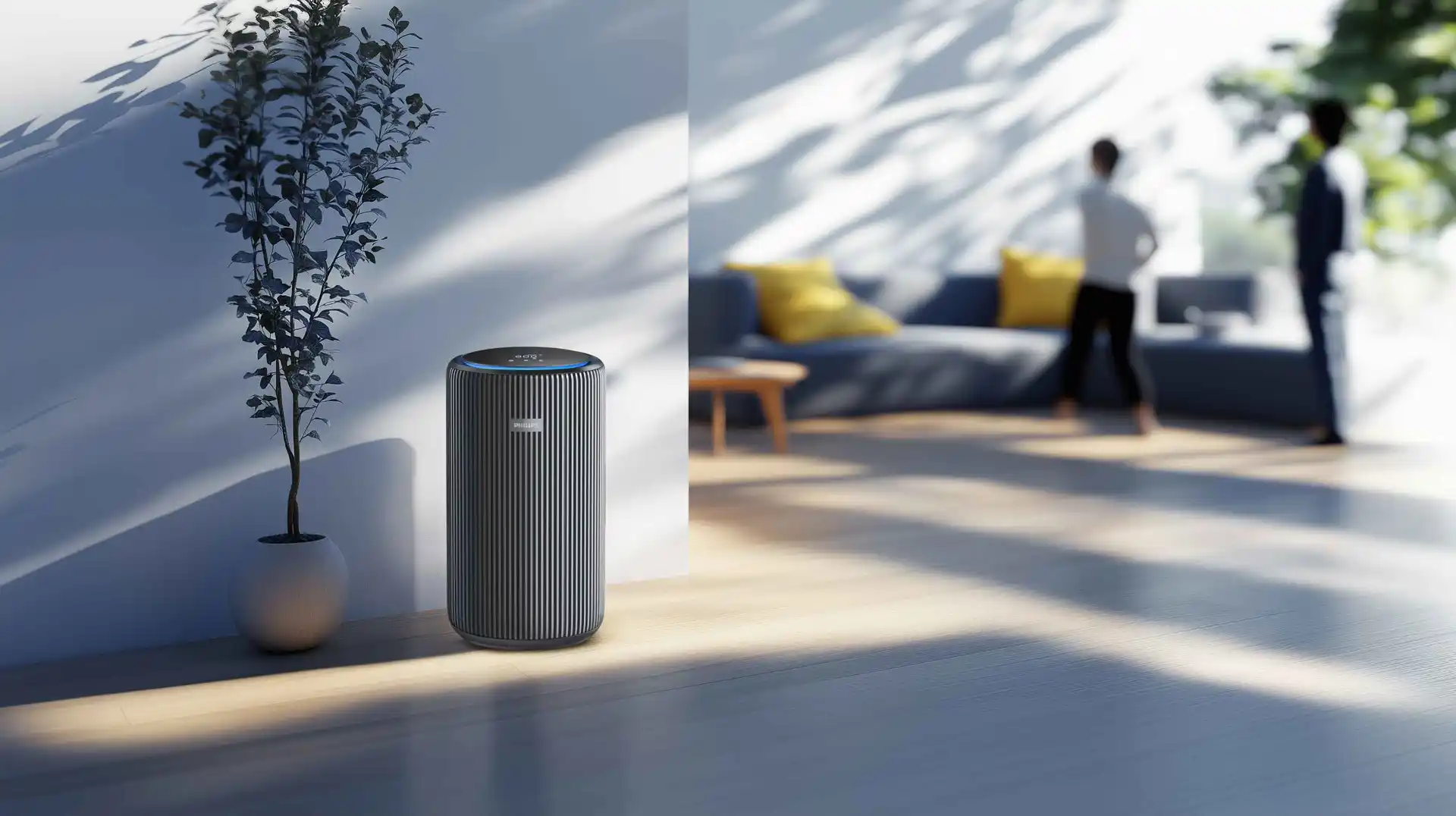 Philips Climate Care gaisa attīrītājs ar savu raksturīgo svītraino dizainu un zilo gaismu atrodas saulainā viesistabā, uzlabojot gaisa kvalitāti un piešķirot mājām eleganci.