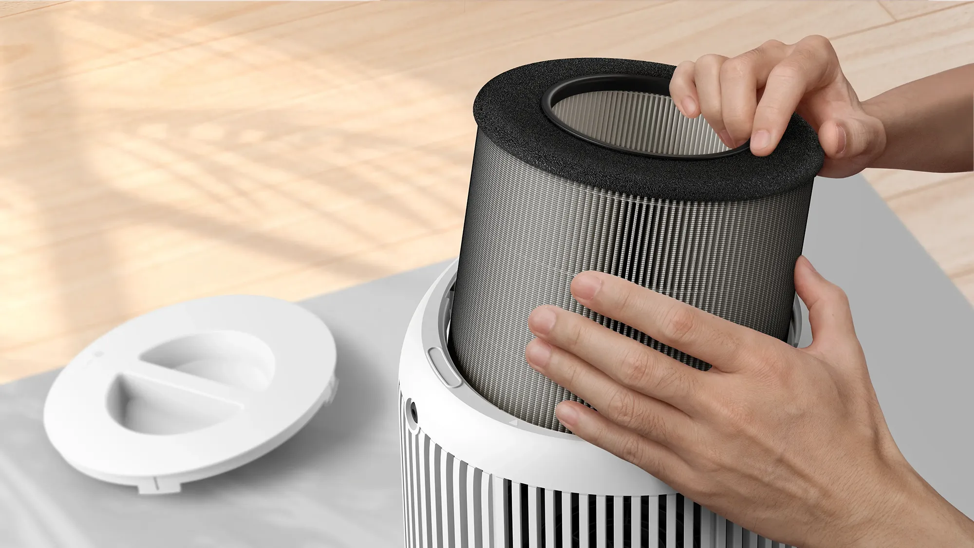 Persona, kas maina Philips Climate Care gaisa attīrītāja filtra kārtridžu. Attēlota jauna filtra, kas paredzēts piesārņotāju uztveršanai un svaigāka gaisa nodrošināšanai, uzstādīšana.