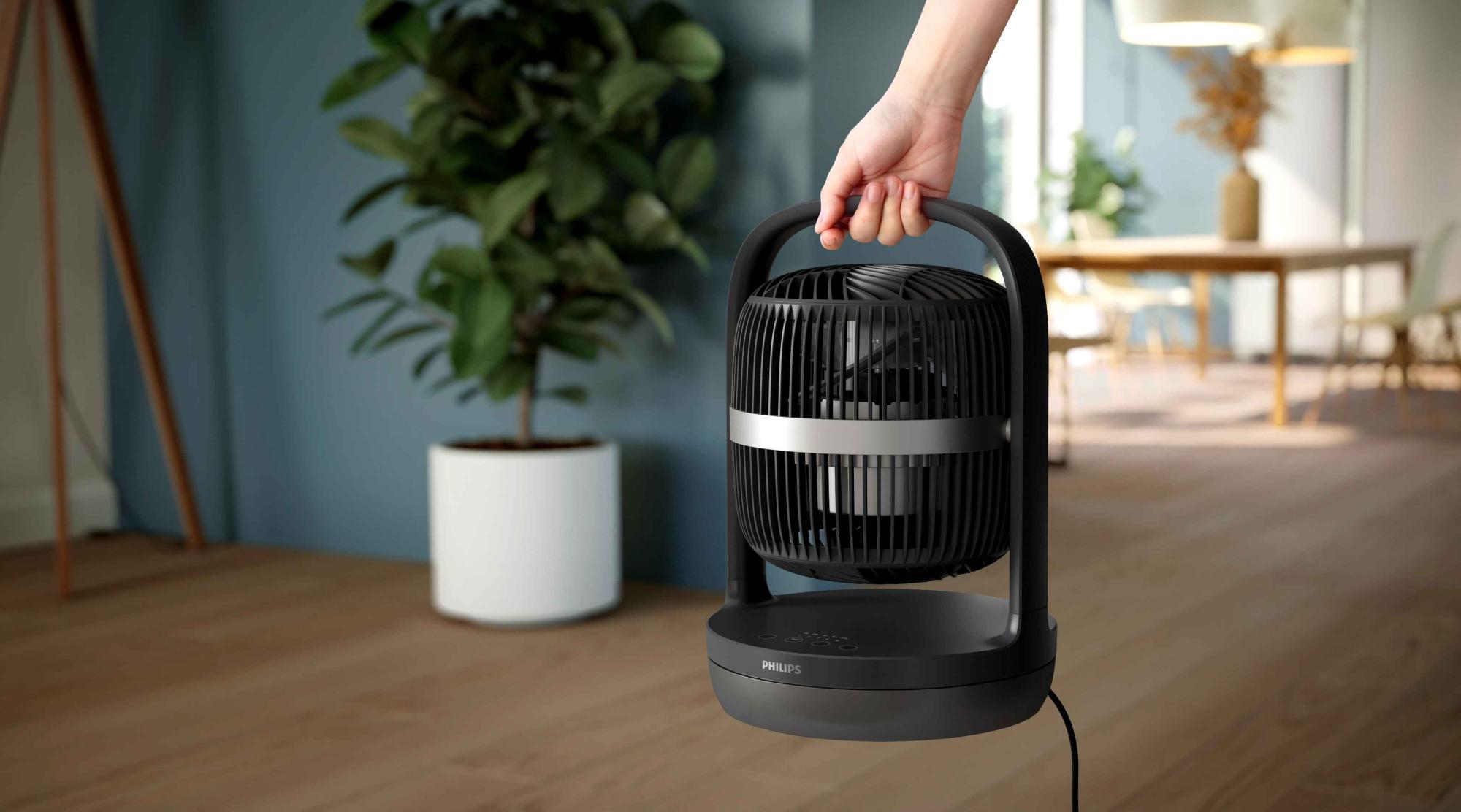 Rokā pārnēsājams Philips dzesēšanas ventilators — pārnēsājams klimata risinājums. Melns ar sudraba akcentu, tā noapaļotais dizains un integrētais rokturis apvieno stilu un funkcionalitāti. Philips dzesēšanas ventilators nodrošina personīgu klimata kontroli.