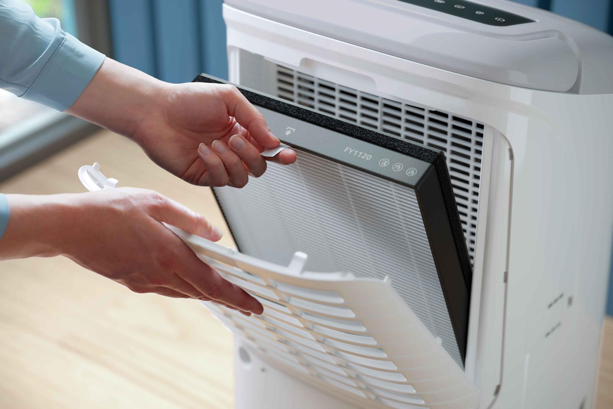 Cilvēks tur rokās tālruni, kurā, izmantojot Philips Air+ lietotni, tiek rādīti gaisa kvalitātes rādītāji, kontrolējot Philips gaisa sausinātāju. Izbaudiet izcilu gaisa kvalitātes un mitruma kontroli.