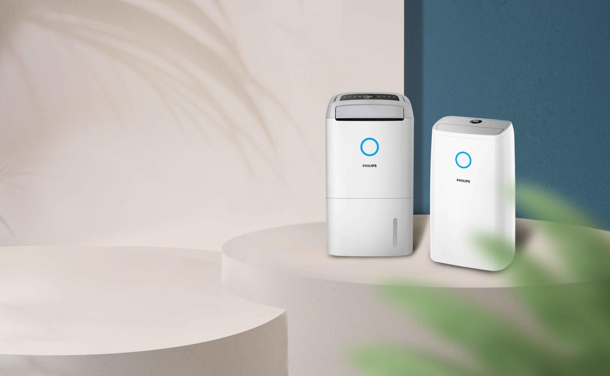 Philips gaisa sausinātāju līnija: vislabākā klimata aprūpe. Divas ierīces demonstrē progresīvas tehnoloģijas ar elegantu baltu dizainu un ziliem akcentiem, kas ir ideāli piemērotas veselīgai mitruma kontrolei.