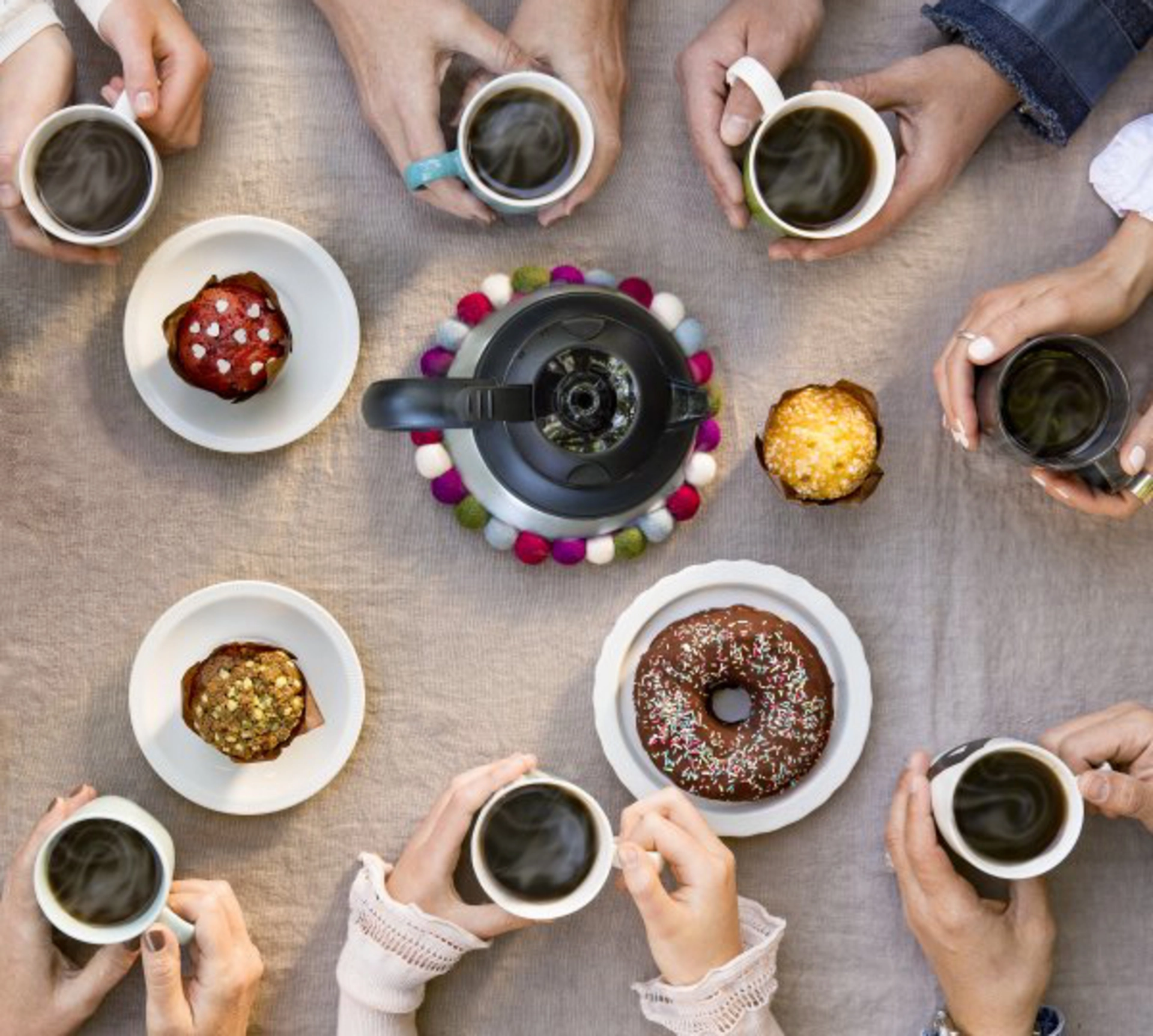 Drip-filter-2-1- Dzīvesstila fotogrāfija no augšas, kurā redzams Philips filtrkafijas automāts, ko ieskauj dažādi konditorejas izstrādājumi un krūzes. Aicinoša atmosfēra kafijas pauzei!