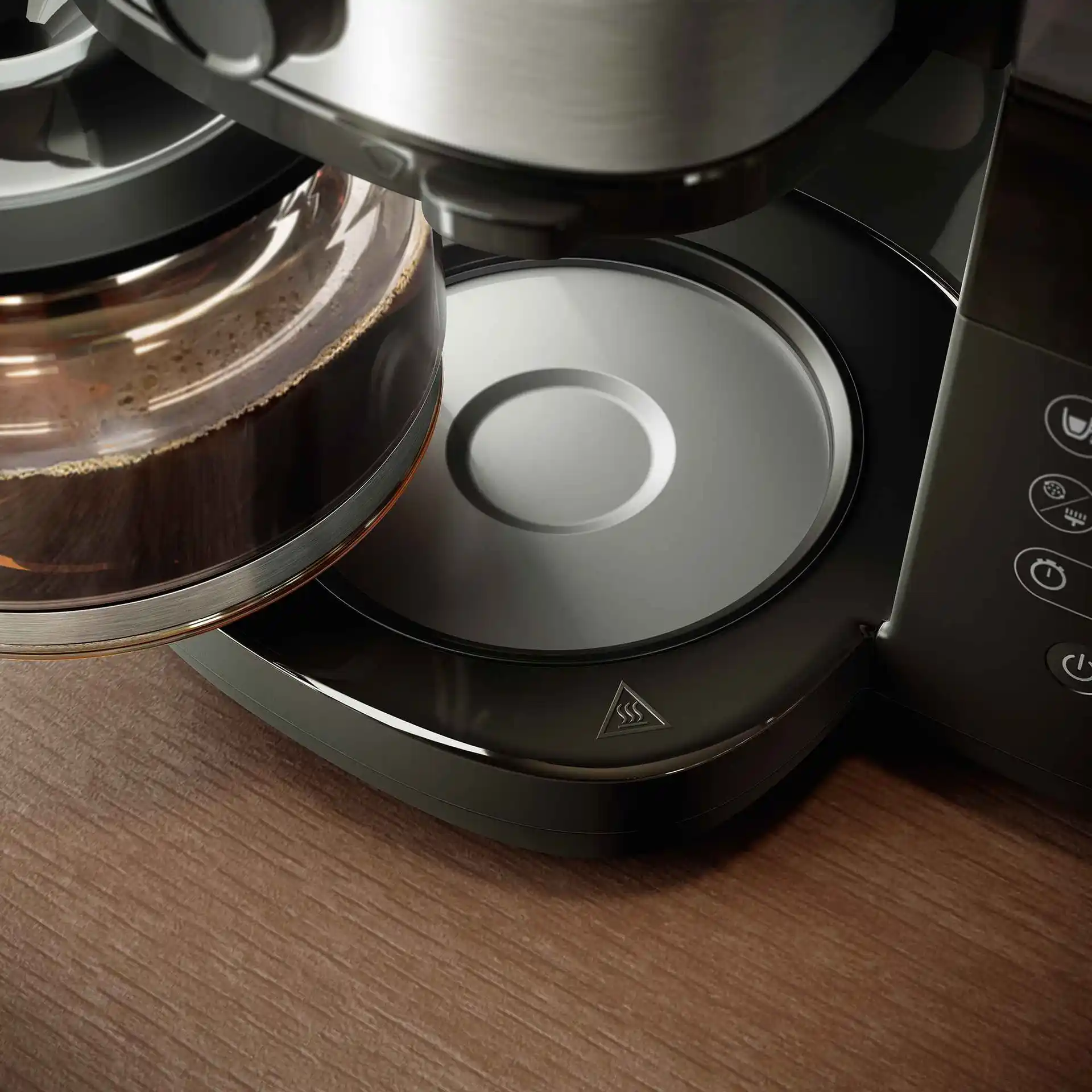 Drip-filter-3-fi Philips Drip filtrkafijas automāta tuvplāns: svaigi pagatavota kafija atrodas kafijas kannā, ko silda sildīšanas plāksne. Augstākās kvalitātes dizains izcilai kafijas pagatavošanas pieredzei.