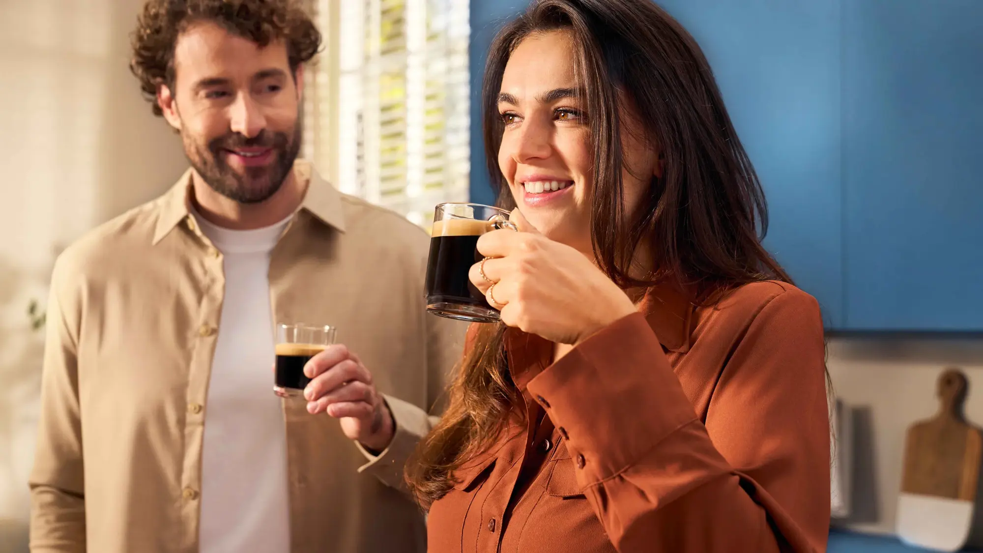 Drip-filter-7-fi Pāris bauda Philips Drip filtrkafiju. Viņi nogaršo svaigi pagatavoto bagātīgo, tumšo grauzdējumu un izbauda viens otra kompāniju.