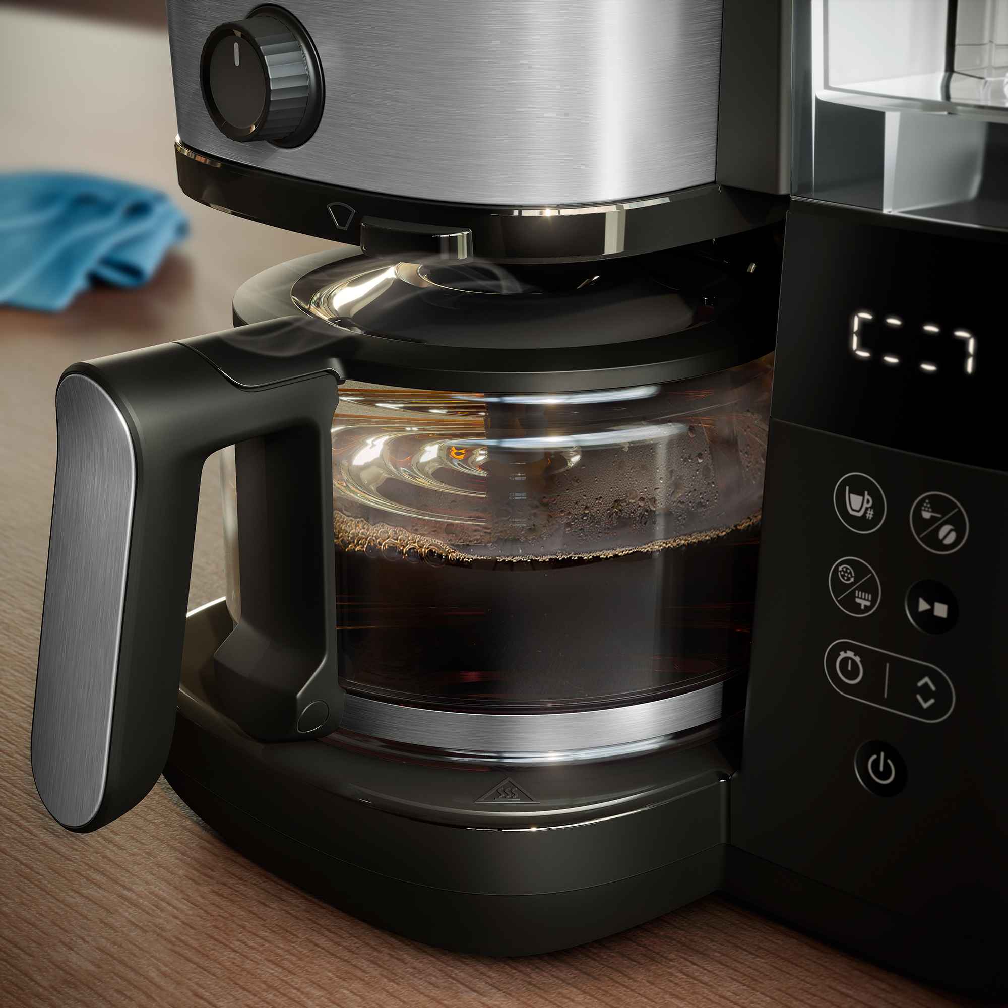 Drip-filter-9-fi Philips Drip Filter kafijas automāta tuvplāns kafijas pagatavošanas procesā, kurā redzama stikla karafe, pulēta metāla akcenti un digitālās vadības ierīces. Izcelta pagatavošanas veiktspēja.