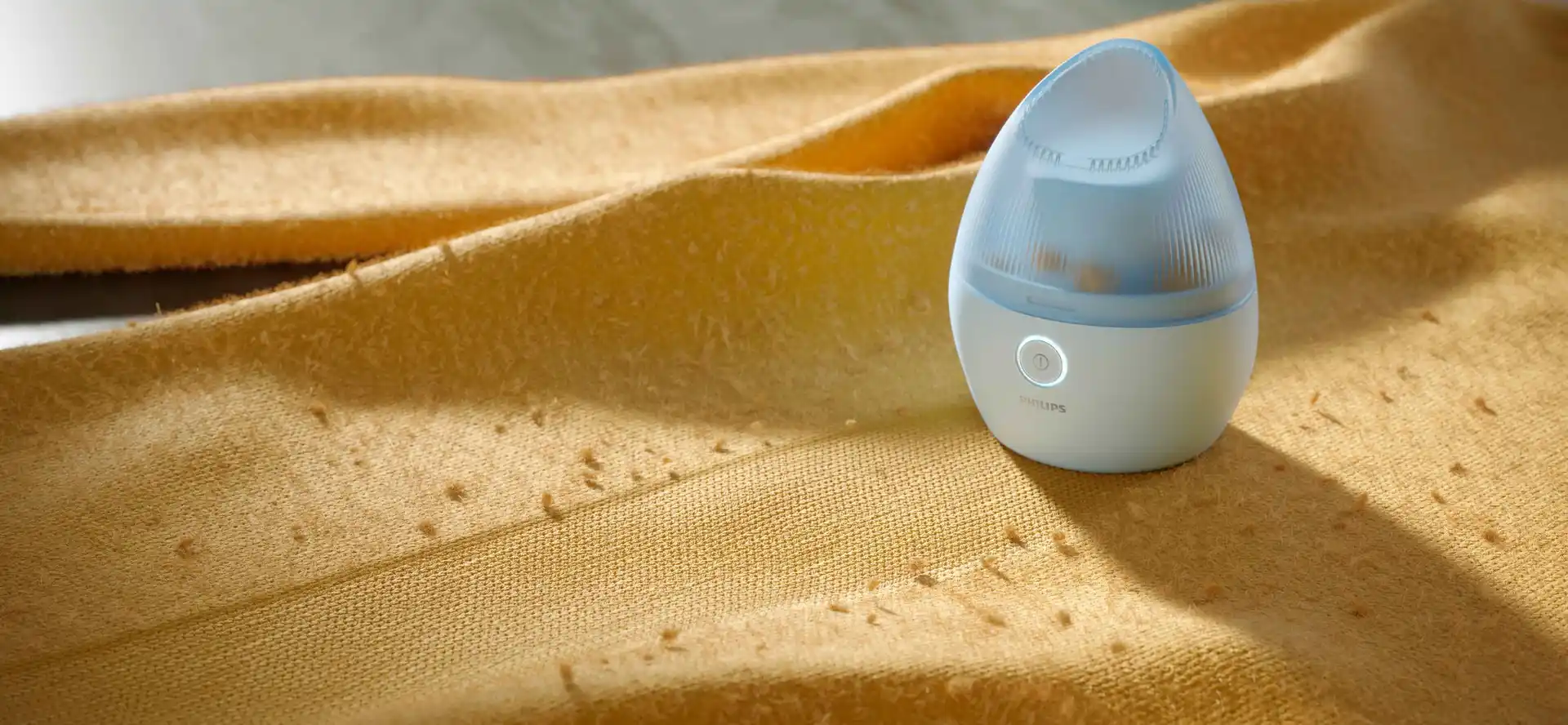 Philips apģērbu kopšana: Auduma skuveklis bez piepūles noņem neglītas pūkas no vilnas džempera, atjaunojot audumu sākotnējā stāvoklī.