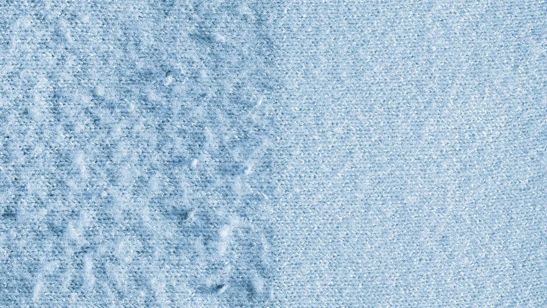 Philips Essentials apģērbu kopšana: Adīts audums, gaiši zila krāsa, daļa bez pūkošanās salīdzinājumā ar daļu, kur saglabājas pūkošanās; jaunākās tehnoloģijas izcilam dizainam.