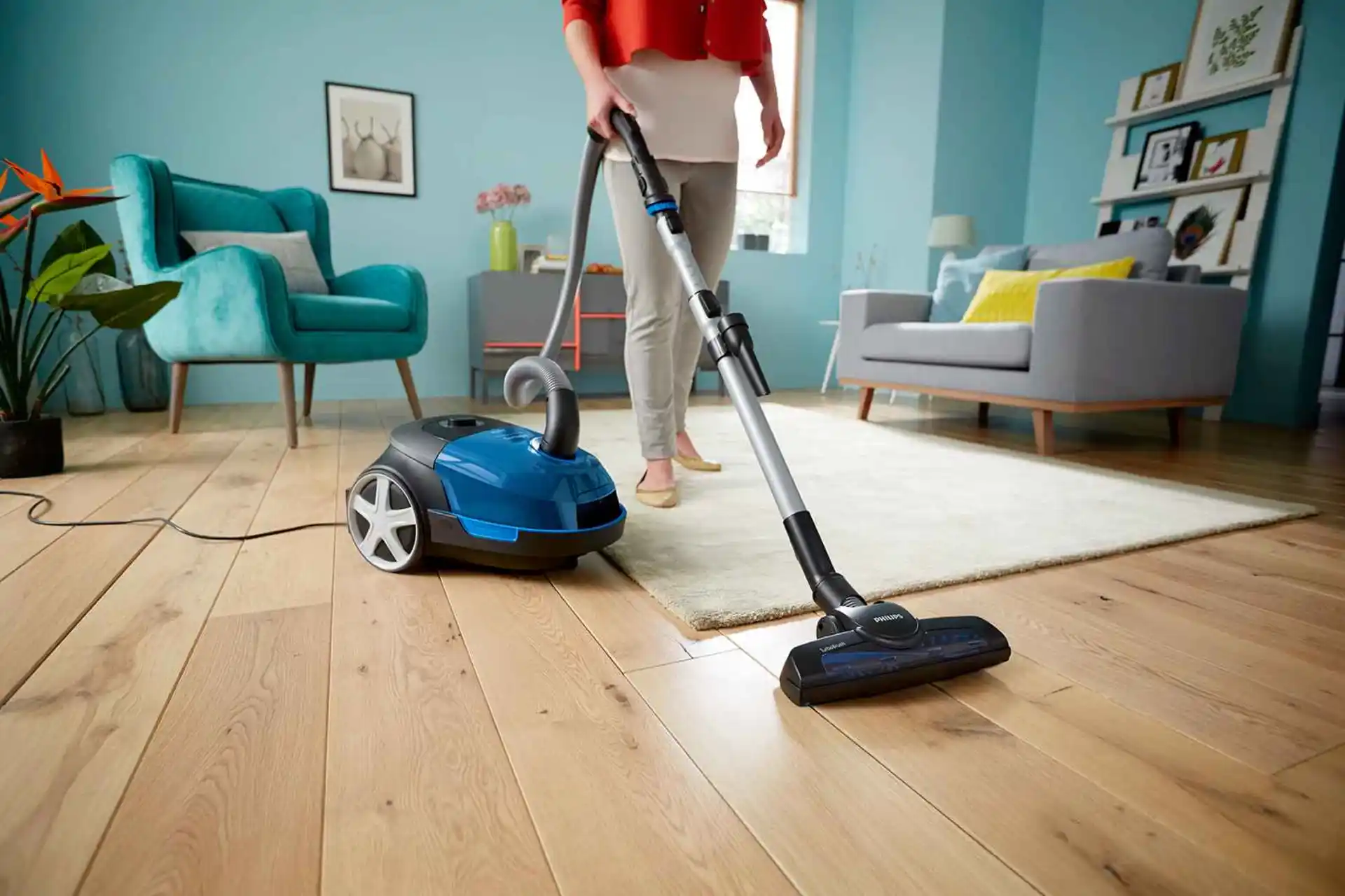 Philips Floor Care putekļsūcējs ar TriActive uzgali tīra cietkoksnes grīdas, demonstrējot tā dizainu un veiktspēju modernā mājā.