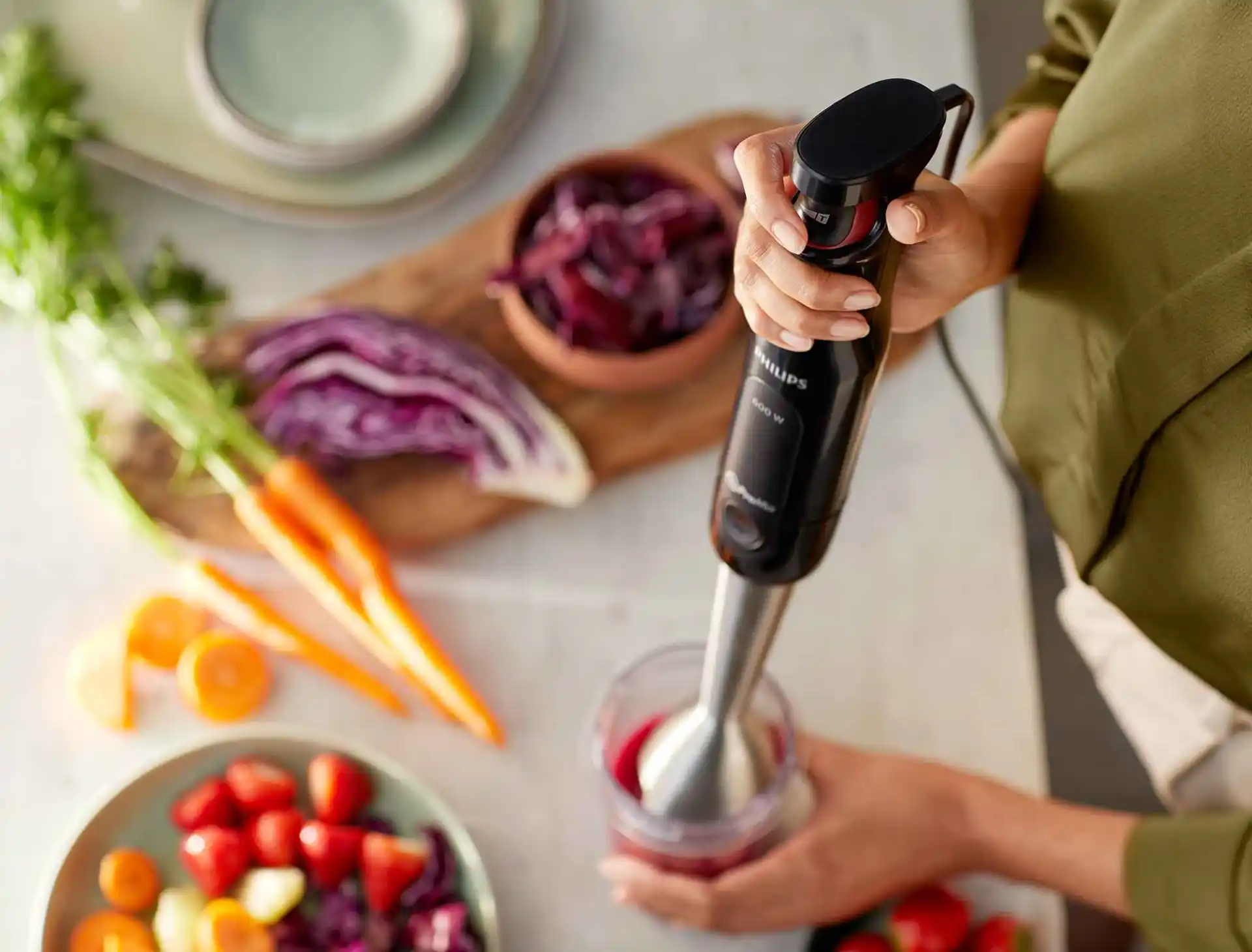 Food-Prep-2-fr Philips Food Prep rokas blenderis bez piepūles sablendē sastāvdaļas. Izcils produkta dizains perfektu tekstūru radīšanai, koncentrējoties uz augstāko kvalitāti un funkcionalitāti.