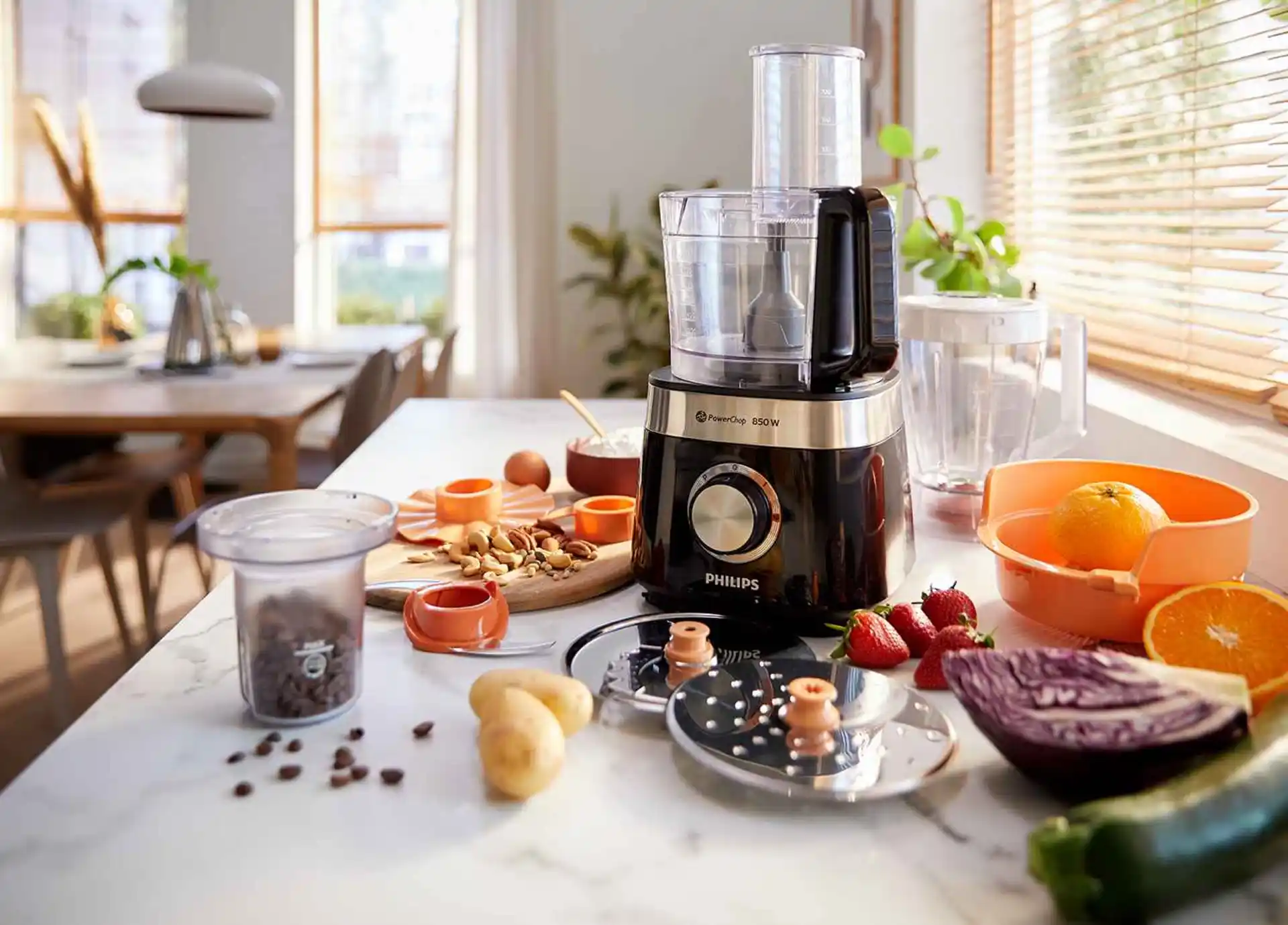 Food-Prep-3-hu Philips Food Prep līnijas virtuves kombains uz marmora virsmas, ko ieskauj griešanas diski un svaigas sastāvdaļas. Izcila dizaina un tehnoloģiju piemērs nepārspējamai ēdienu gatavošanas pieredzei.