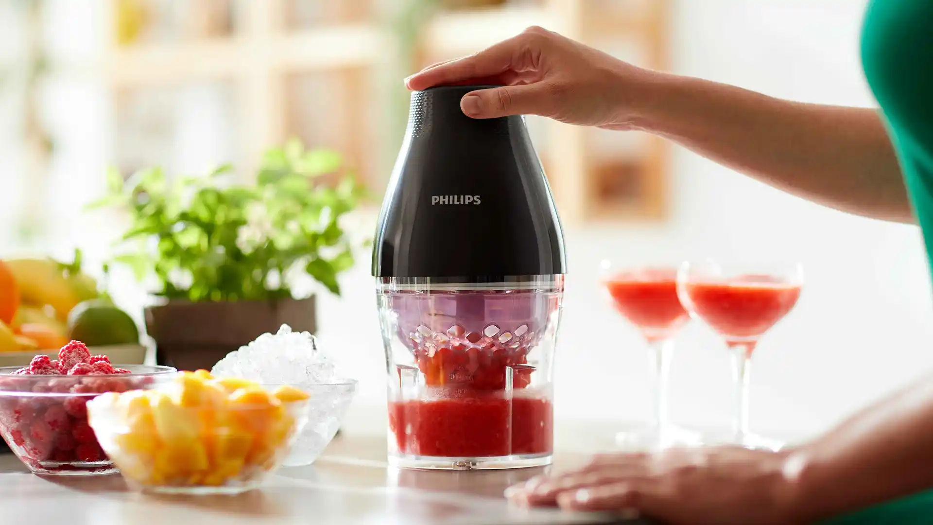 Food-Prep-4-it Philips Chopper Series 3000 uz virtuves letes ar stikla bļodu, sīpoliem, avokado, salsu un gvakamoli