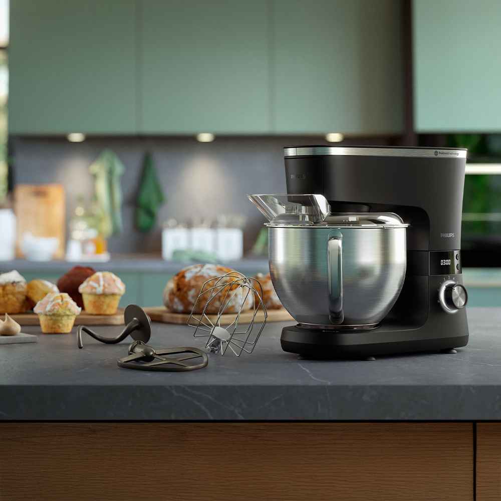 Food-Prep-5-fr Philips virtuves kombains piedāvā nepārspējamu virtuves veiktspēju. Melns mikseris ar nerūsējošā tērauda bļodu, komplektā iekļauti vairāki uzgaļi; demonstrējot gatavas konditorejas izstrādājumus un augstākās kvalitātes dizainu.