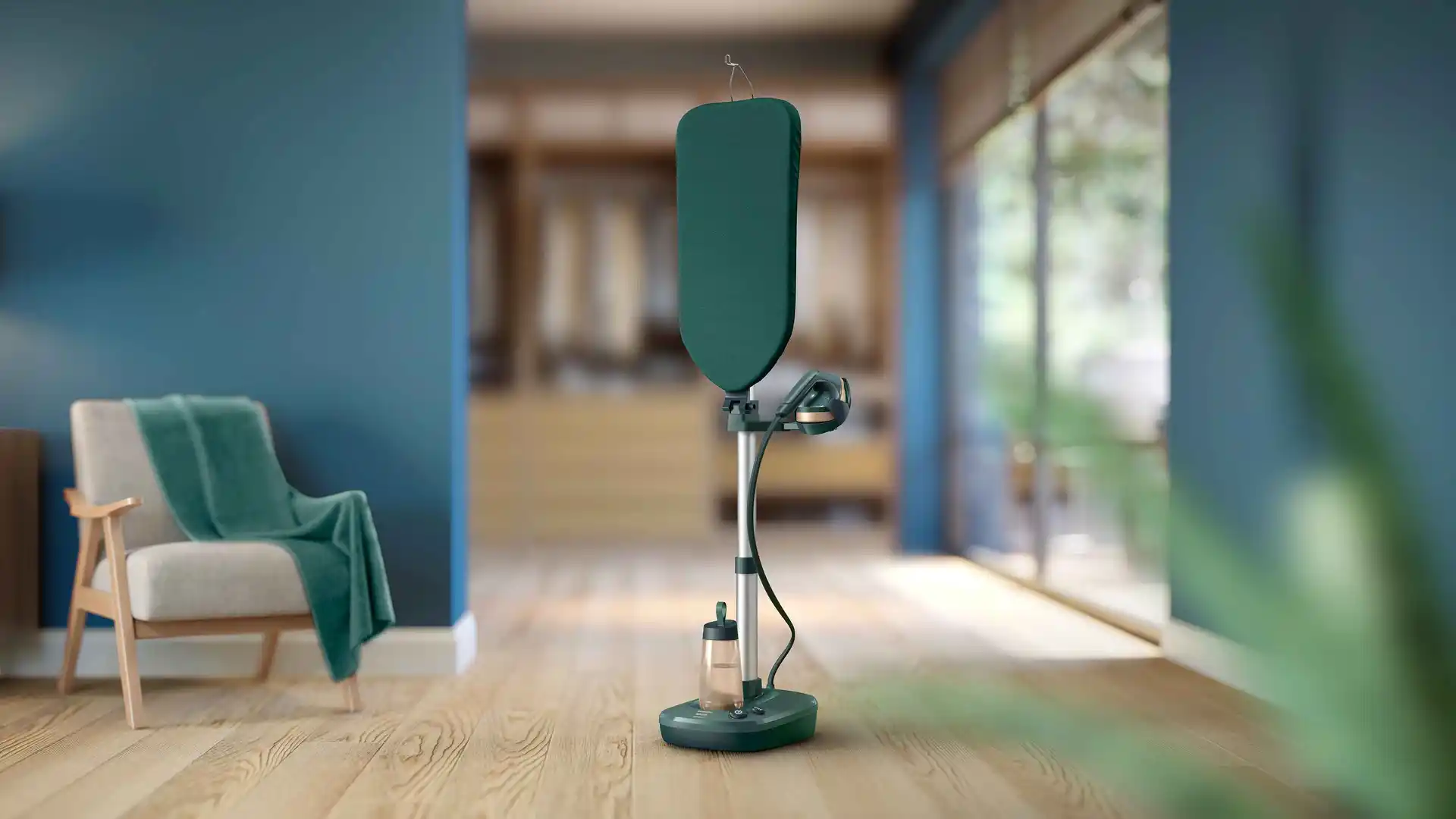 Philips Garment Care: vertikālā tvaika gludekļa zaļais tonis papildina stilīgu telpu ar gludināmā dēļa atbalstu. Funkcijas ietver jaudīgu tvaicēšanu un redzamu ūdens tvertni ilgstošai lietošanai.