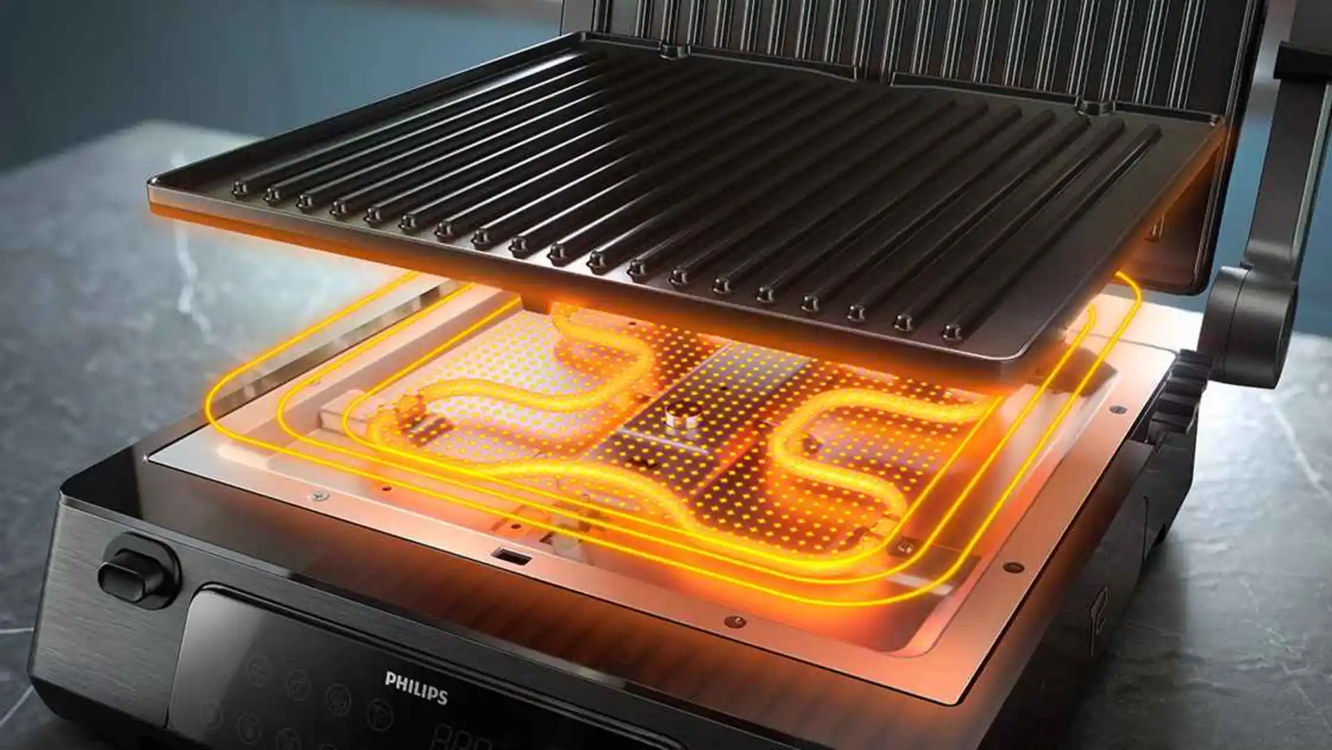 Profesionāls produkta fotoattēls, kurā izcelts atvērtais grils, atklājot kvēlojošus sildelementus ar precīzu siltuma sadalījumu. Melnais un nerūsējošā tērauda dizains ilustrē produkta augstos standartus un izcilo lietotāja pieredzi.