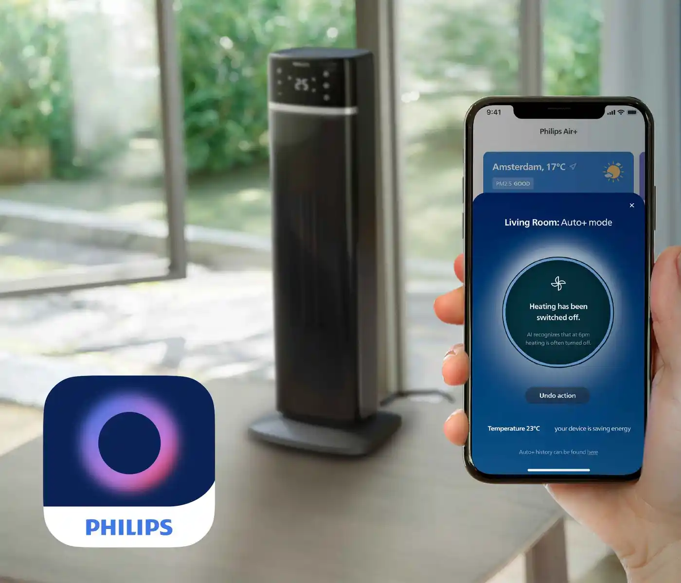 Attēlā redzams Philips sildītājs: elegants torņa dizains, kas attēlots blakus Philips Air+ lietotnei mobilajā tālrunī, izceļot enerģijas taupīšanu un viedās klimata kontroles funkcijas.