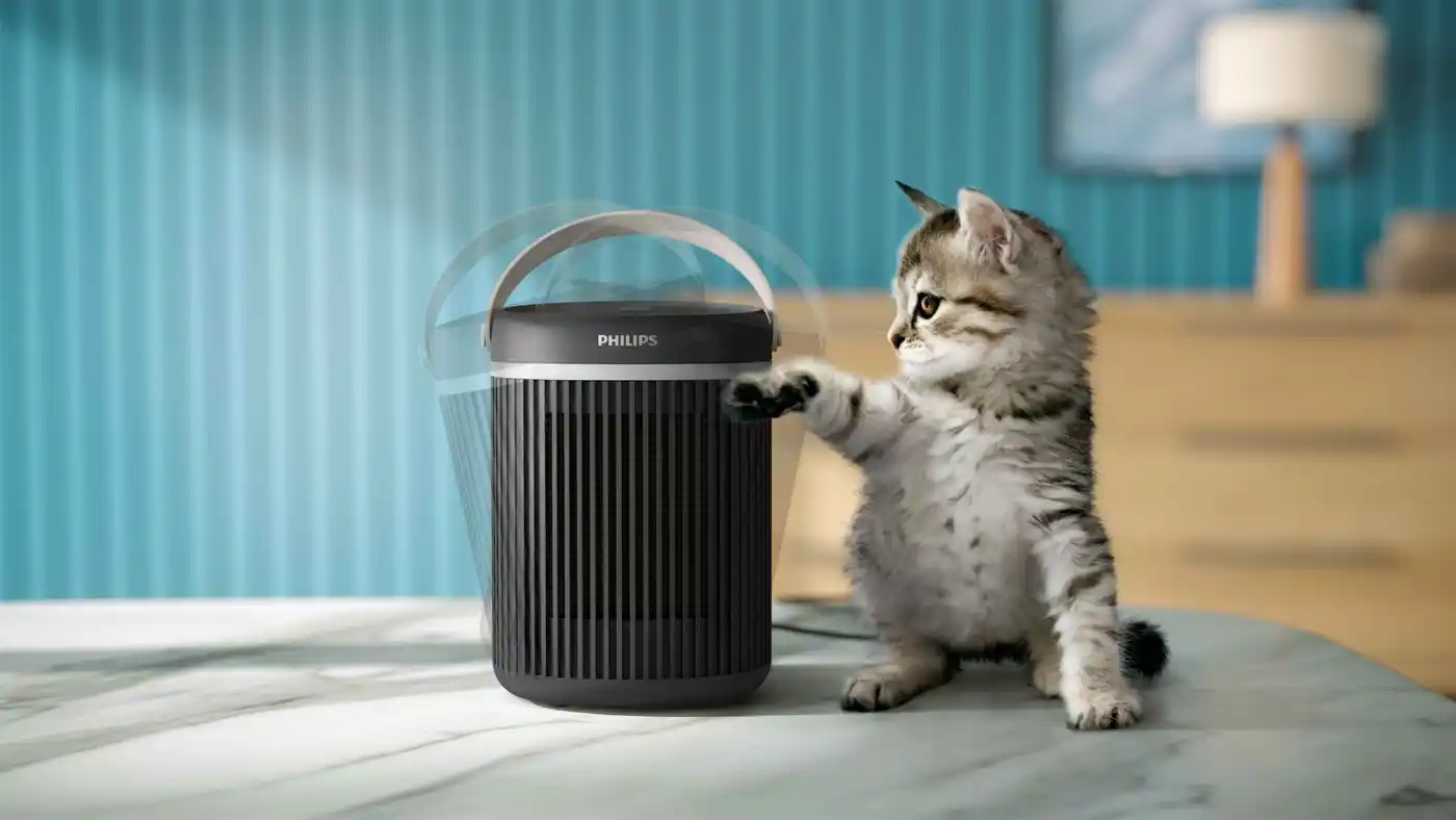 Philips sildītāju līnija klimata aprūpei ar rotaļīgu kaķēnu. Demonstrē elegantu sildītāja dizainu, rokturi un klusu darbību, kas atbilst Philips klimata kontroles inovāciju tradīcijām.