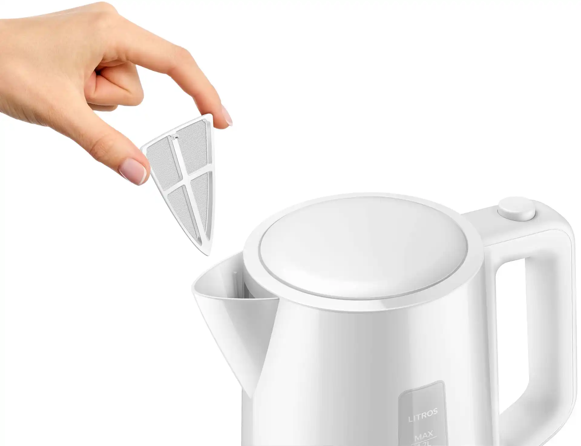 Filtra ievietošana baltā Philips tējkannas modelī ar roku, kas apliecina kvalitatīvu dizainu un viegli tīrāmu filtru sistēmu.