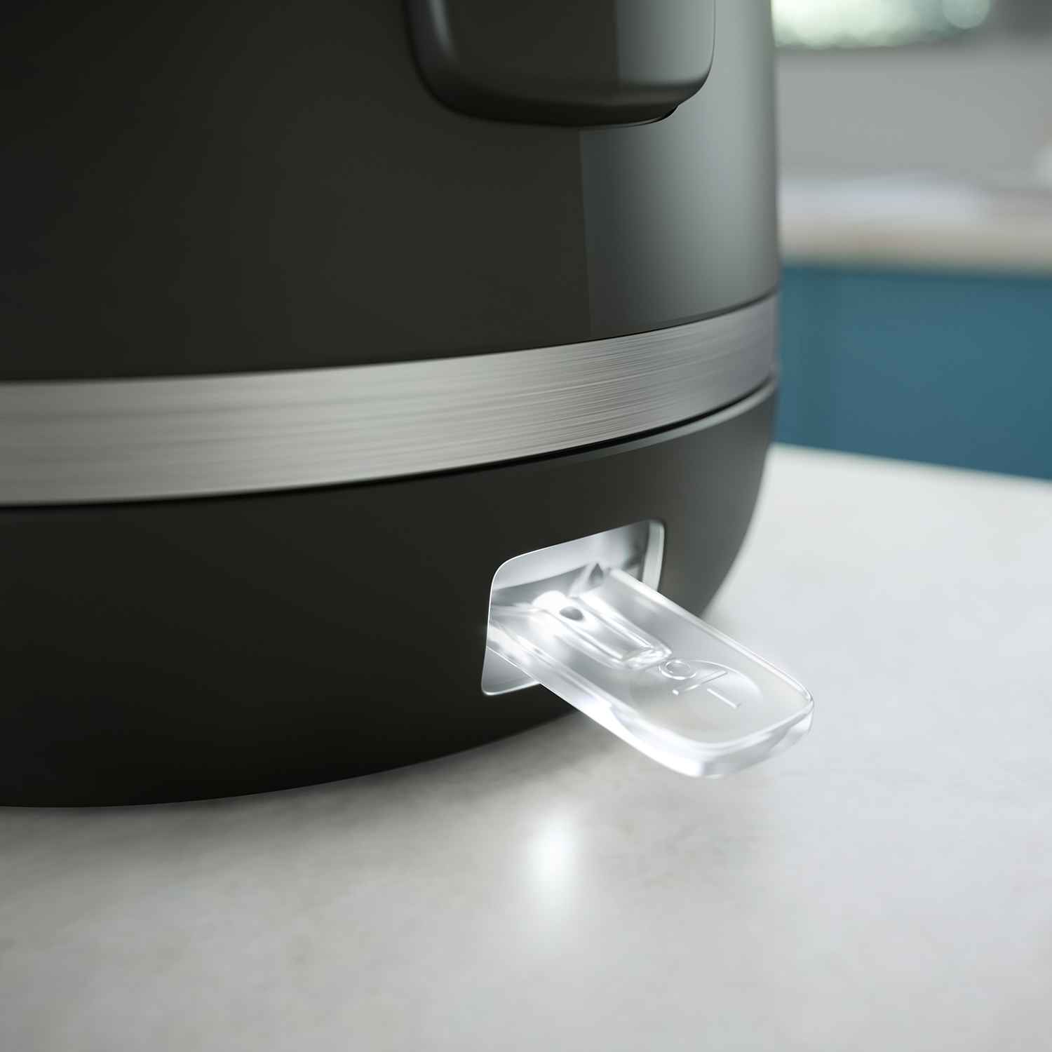 Augstākās klases Philips Kettles matēti melnas tējkannas tuvplāns ar caurspīdīgu ūdens līmeņa indikatoru un matēta metāla akcentiem. Izcils dizains perfektai ieliešanai.