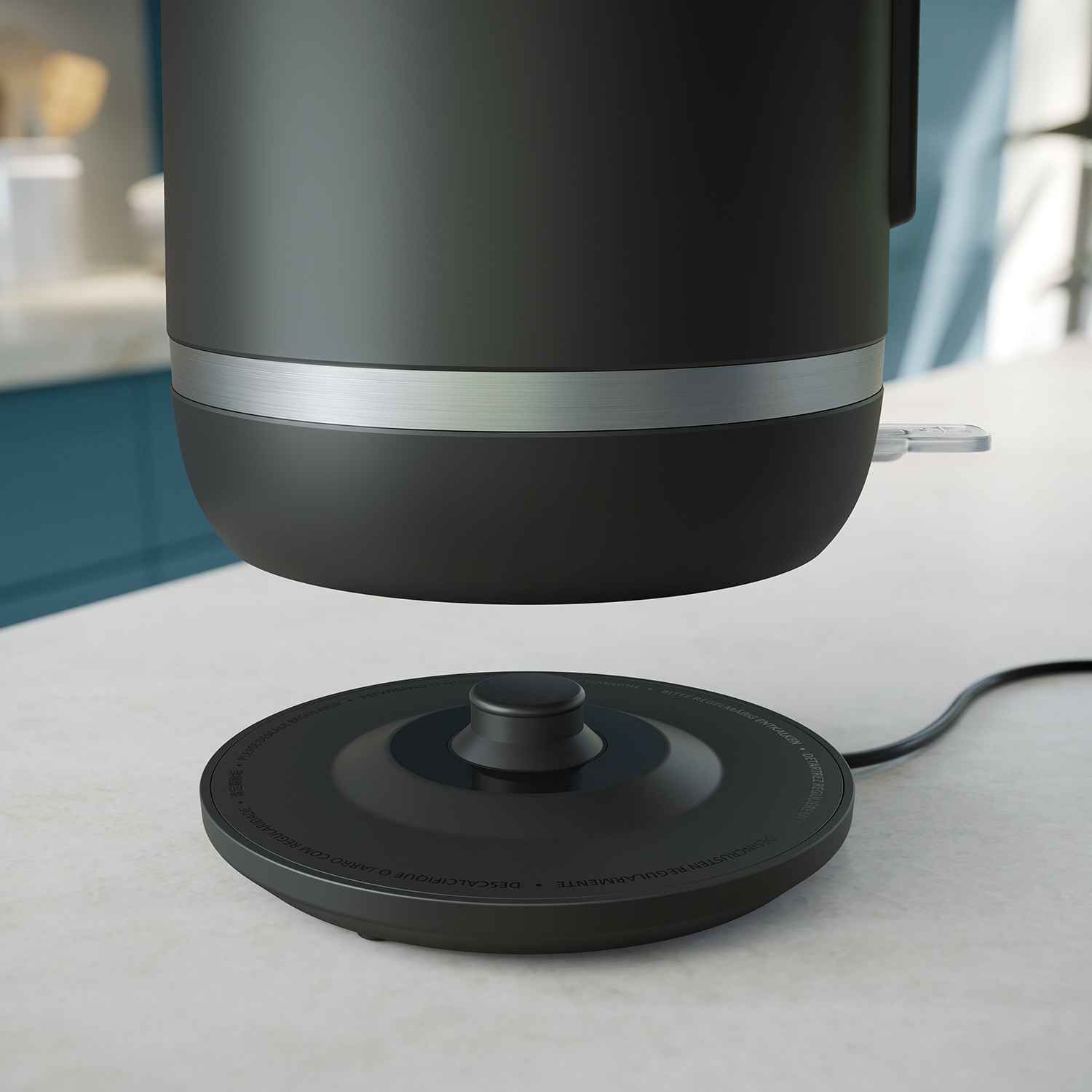 Philips virtuves tējkannas: melna elektriskā tējkanna ar bezvadu dizainu un nerūsējošā tērauda akcentiem, kas apvieno jaunākās tehnoloģijas ar izcilu dizainu, nodrošinot nepārspējamu pieredzi.