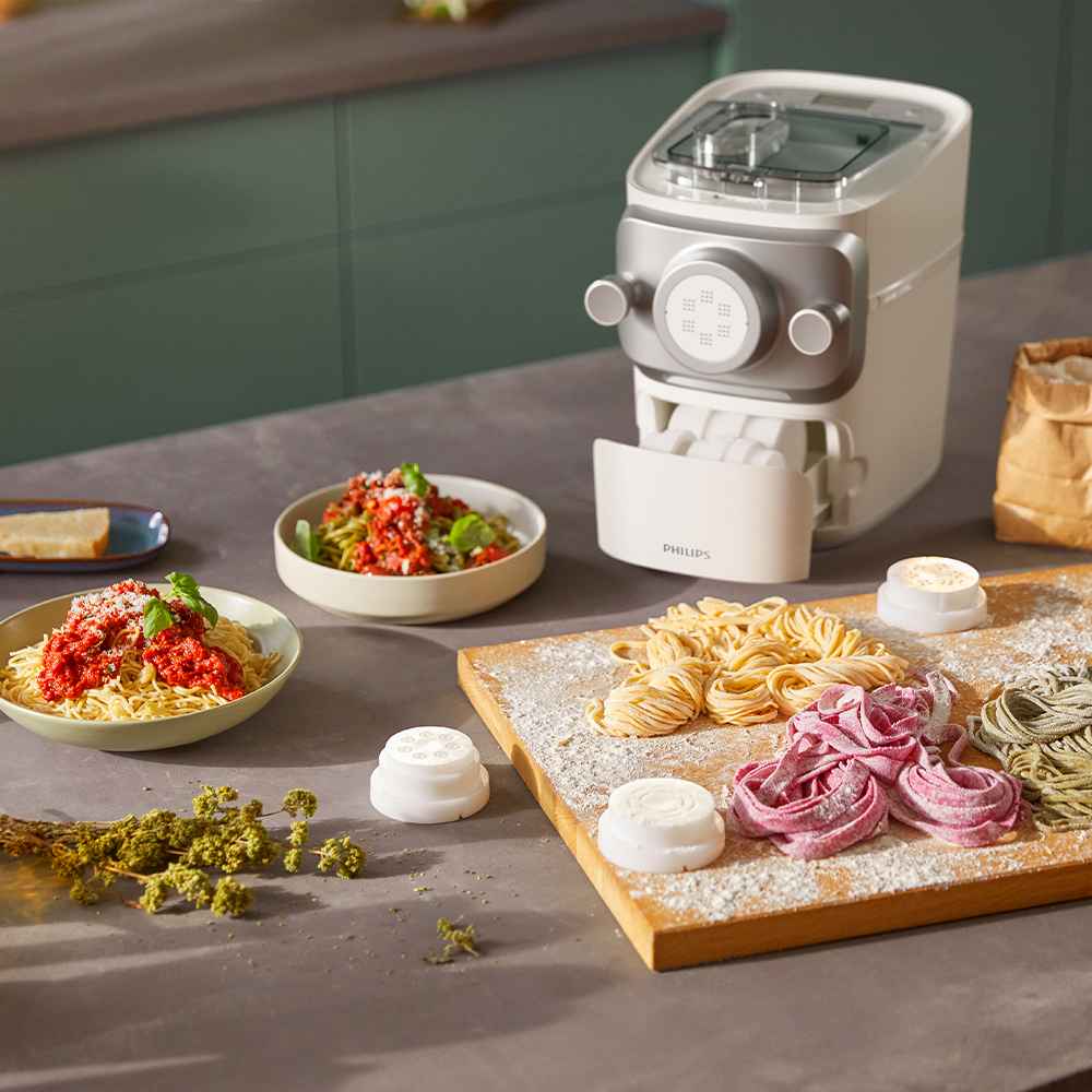 Philips virtuves pastas gatavošanas ierīce ar iekļautajām griezējformām gatavo nūdeles no spageti līdz fusilli, kā arī krāsainas pastas un gatavus šķīvjus, piedāvājot ērtu, veselīgu, svaigu un stilīgu pastas pagatavošanu mājās.