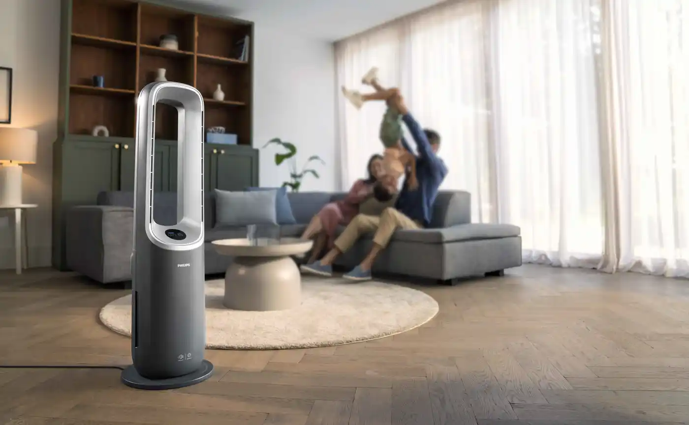 Philips daudzfunkcionālais Climate Care torņa ventilators elegantā viesistabas vidē. Izbaudiet izcilu gaisa kvalitāti un stilīgu dizainu, lai nodrošinātu maksimālu komfortu savai ģimenei jau tagad.