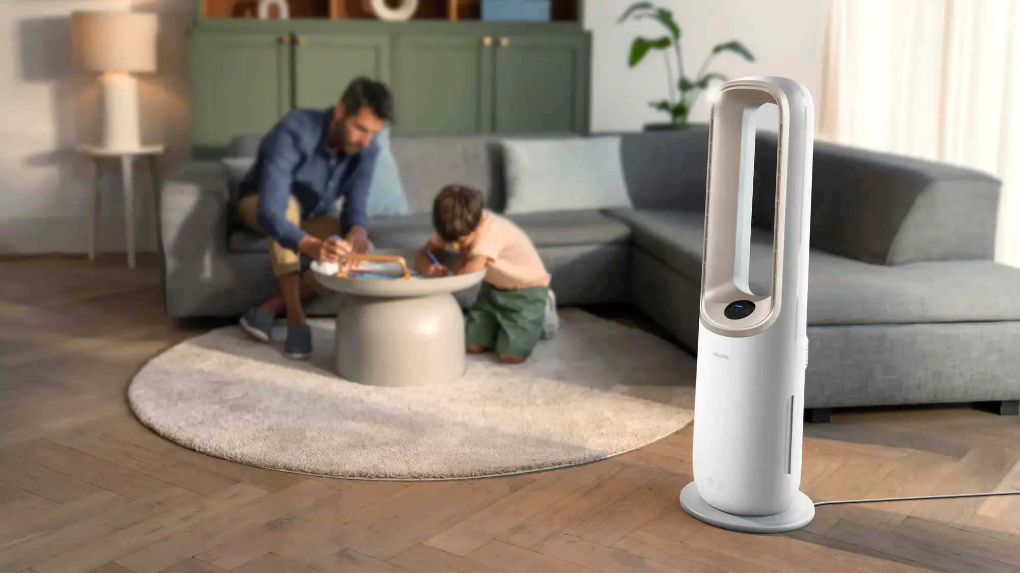 Philips daudzfunkcionālā Climate Care ierīce: inovatīvs gaisa attīrītājs/mitrinātājs, kas nodrošina izcilu gaisa kvalitāti un veselīgu iekštelpu vidi. Apliecina tā nemanāmu integrāciju ģimenes dzīvojamā telpā.