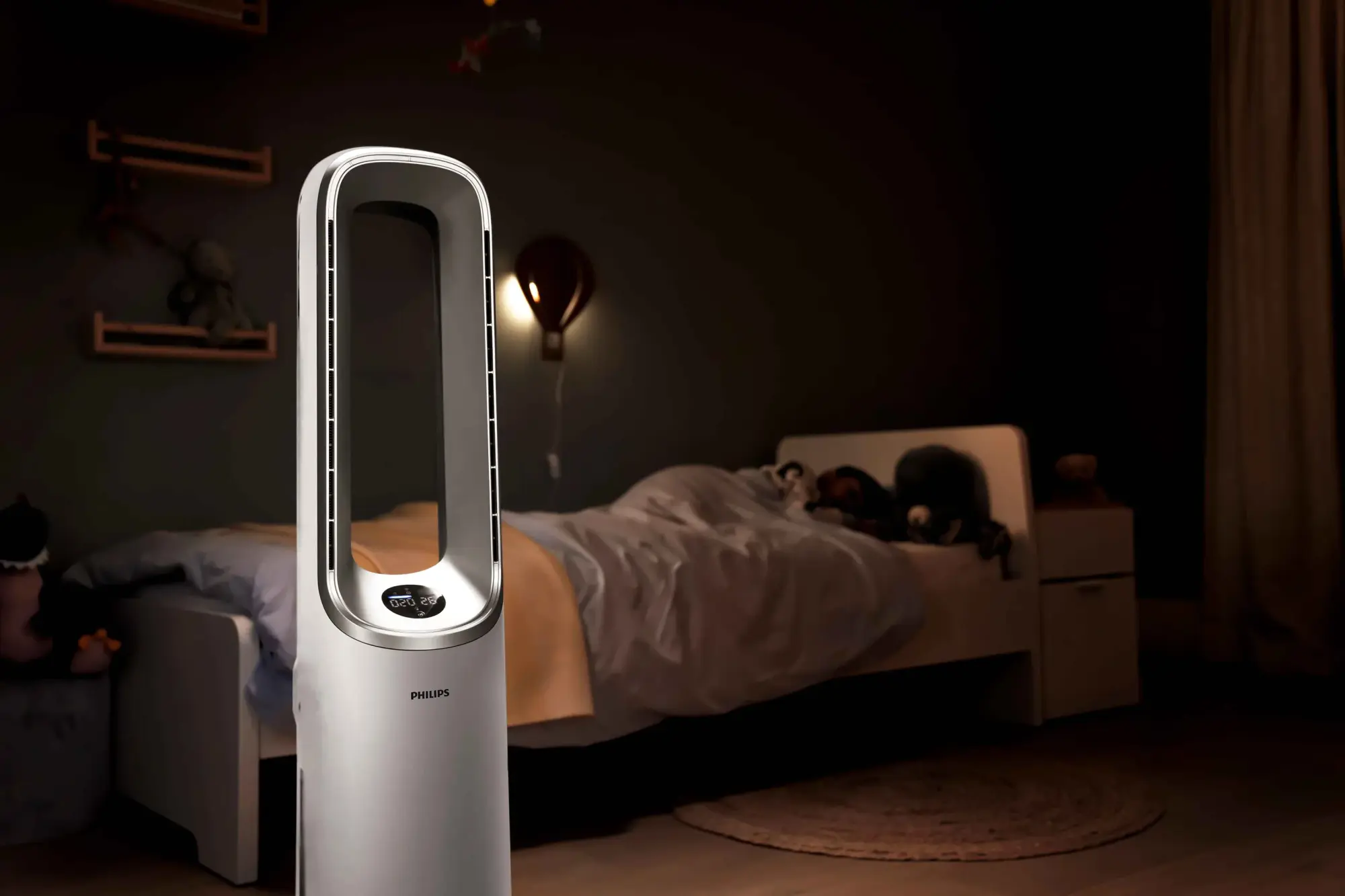 Philips daudzfunkcionālais Climate Care torņa ventilators rada komfortablu vidi šajā vāji apgaismotajā guļamistabā. Augstas klases sudraba/balts dizains ar digitālu displeju.