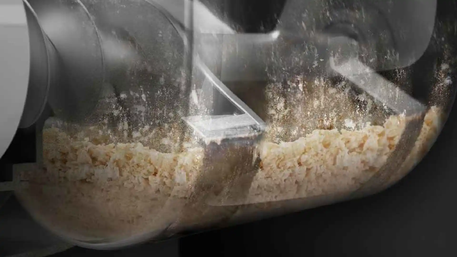 Philips pastas gatavotāja iekšpusē redzama makaronu mīklas mīcīšanas tuvplāns ar redzamu vītņveida darbību. Philips pastas gatavotājs bez piepūles nodrošina svaigus, mājās gatavotus makaronus.