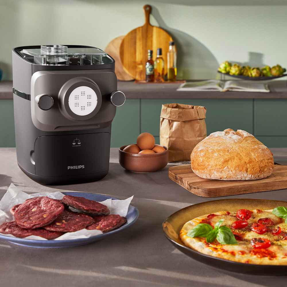 Philips pastas gatavotājs rada gardēžu ēdienus. Apskatiet mūsu pastas gatavotāju uz vietas, gatavojot svaigus makaronus, kā arī mājās gatavotu picu un maizi.