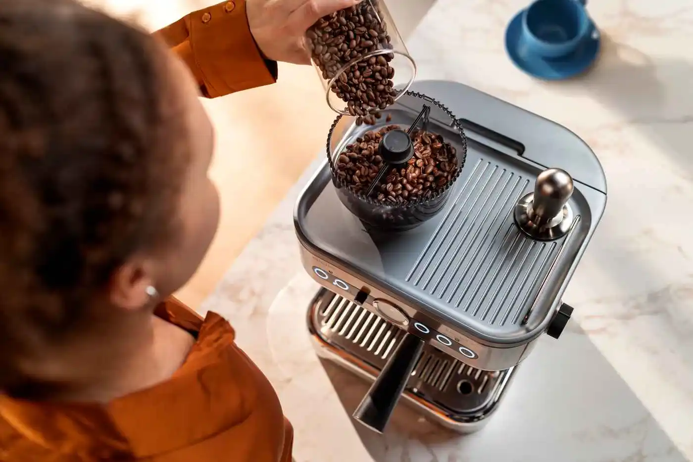 Persona lej pupiņas Philips Semiauto espresso automātā. Produktam ir integrētas dzirnaviņas un hroma akcenti, lai nodrošinātu izcilu kafijas baudīšanas pieredzi.