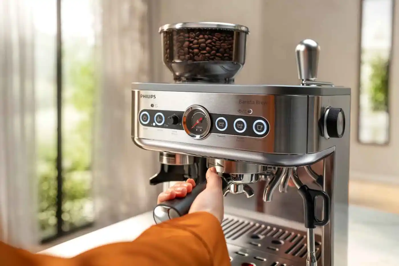 Philips Semiauto nerūsējošā tērauda espresso automāta ar pupiņu piltuvi tuvplāns. Roka fiksējas portafiltrā. Philips Semiauto līnija: Barista kvalitātes kafija, vienkāršoti.